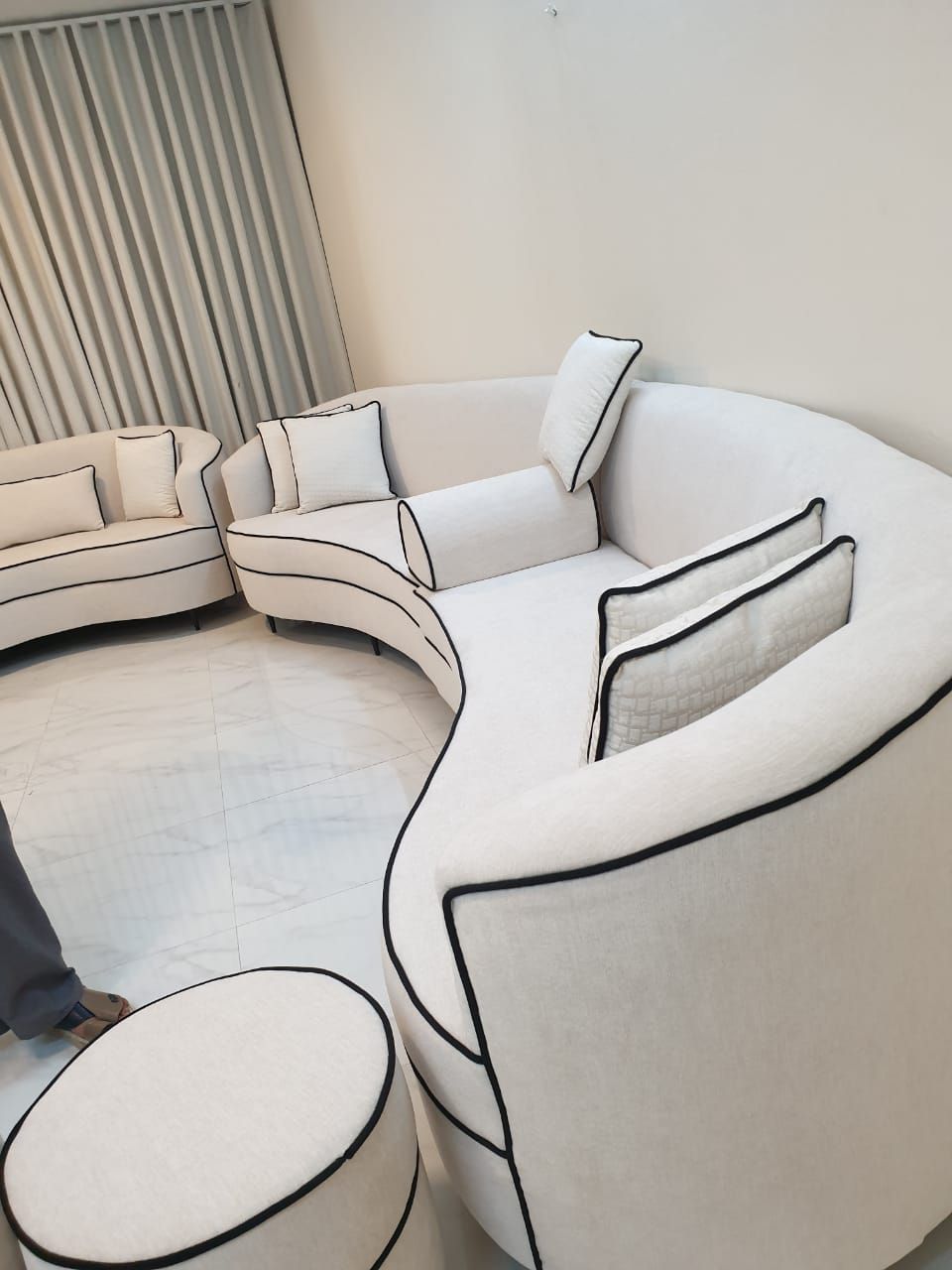 أعمل في مجال تفصيل وتصميم وبيع الكنبات والكراسي وا