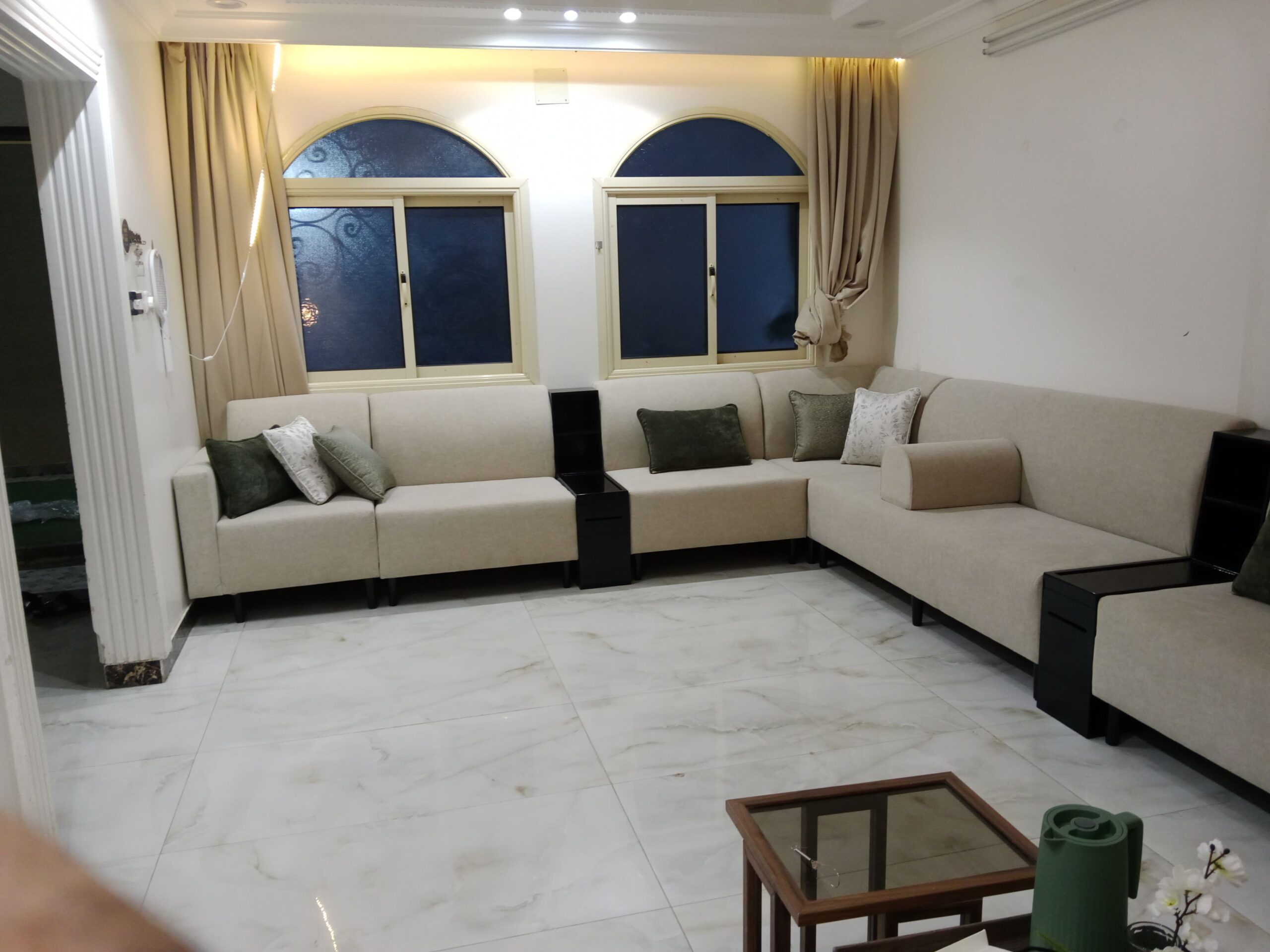 أعمل في مجال تفصيل وتصميم وبيع الكنبات والكراسي وا