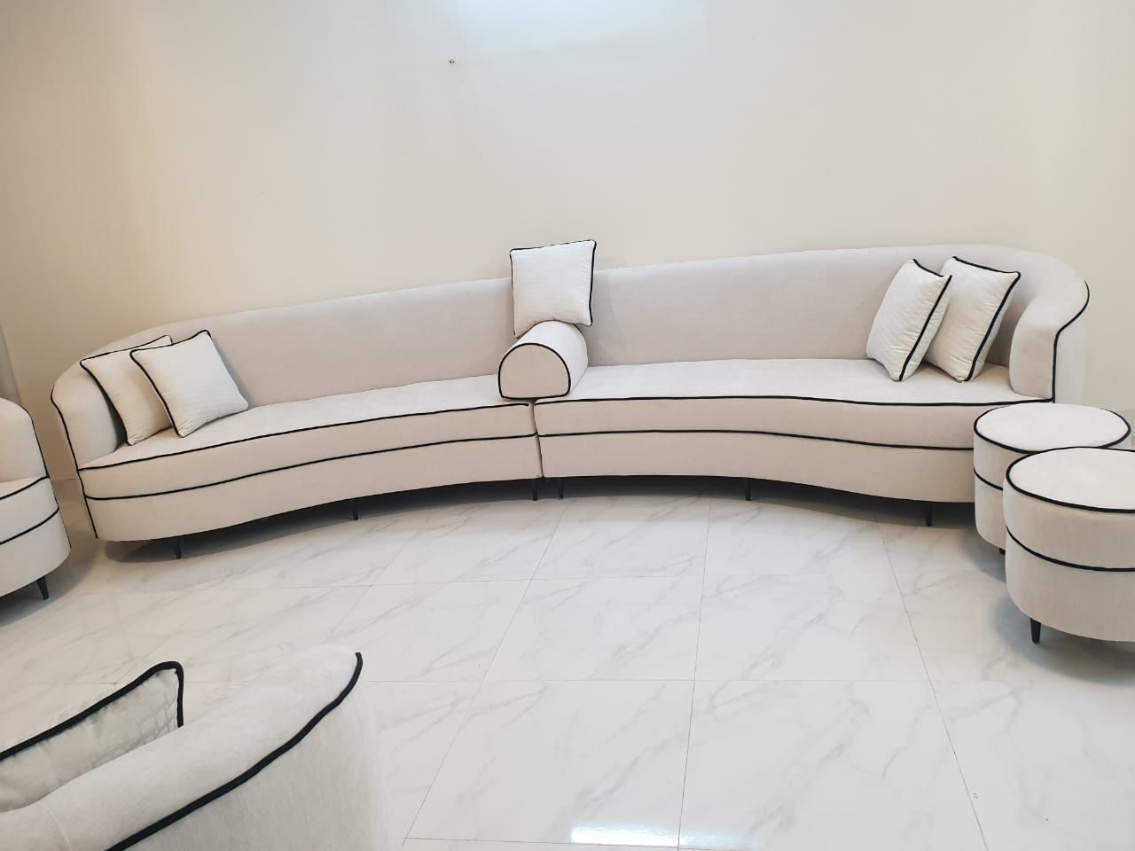 أعمل في مجال تفصيل وتصميم وبيع الكنبات والكراسي وا