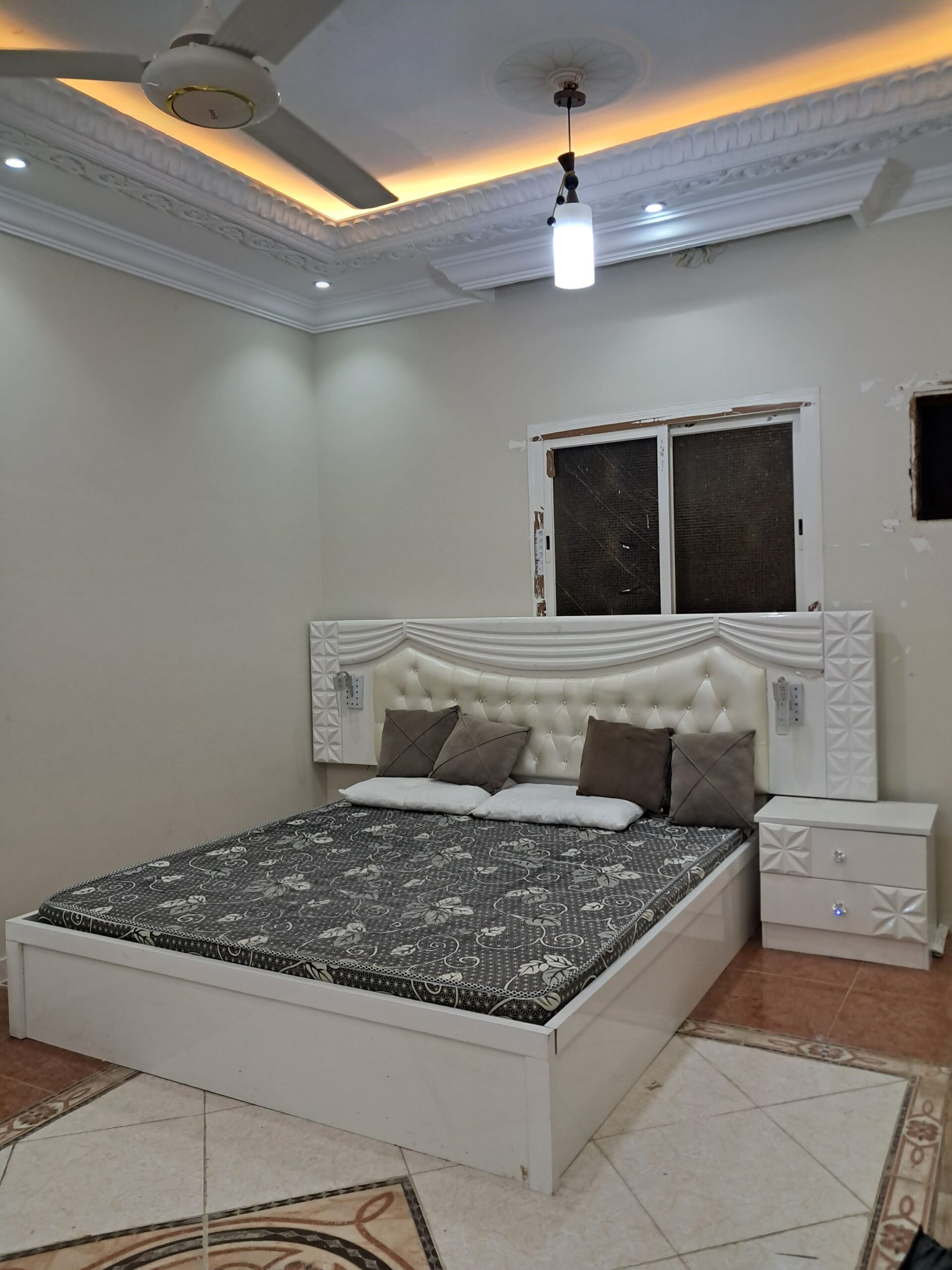 غرفة نوم للبيع بكامل ملحقاتها مع سريرين على السوم