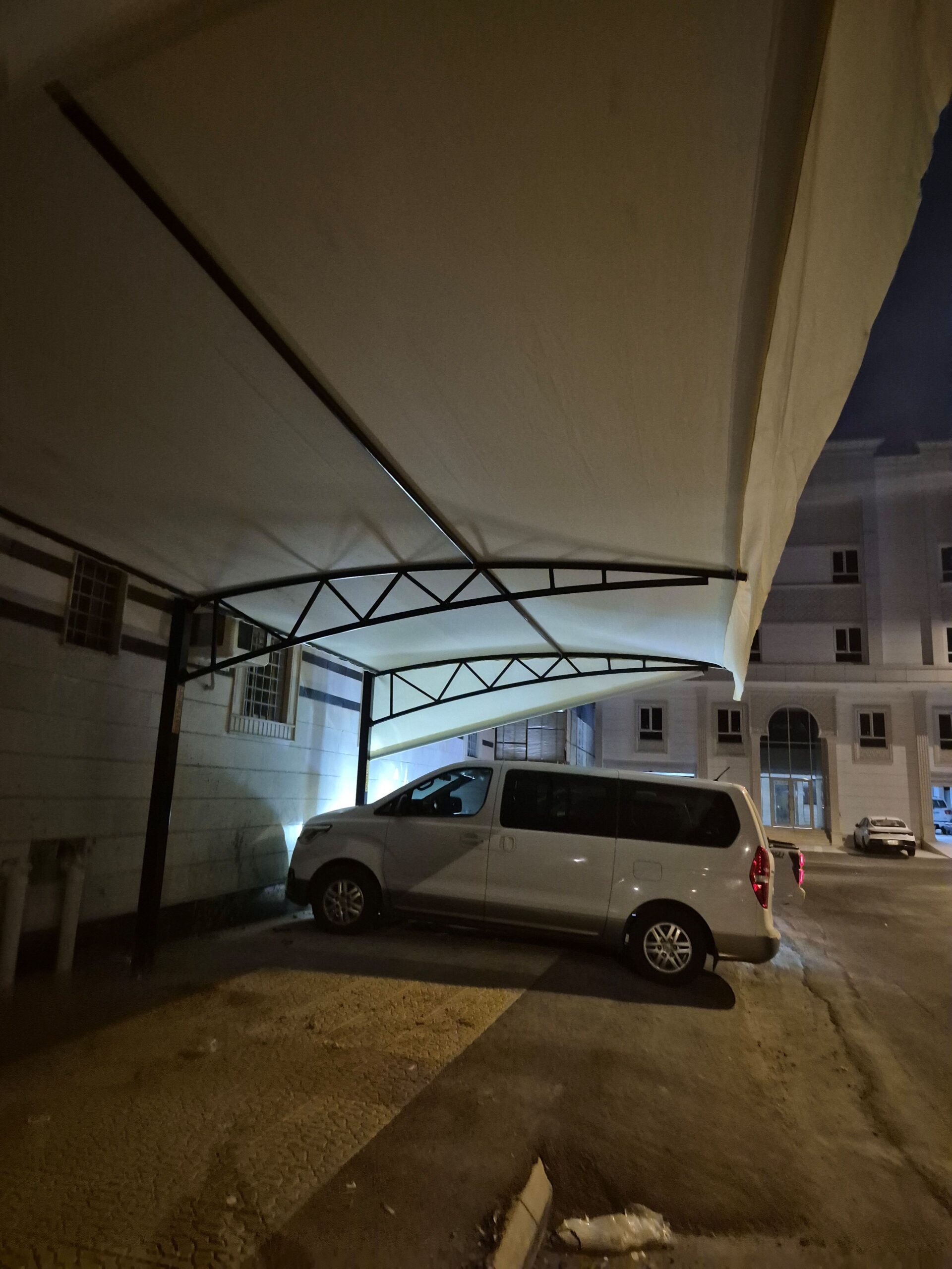 مضلات سيارات وبيوت شعر ملكي