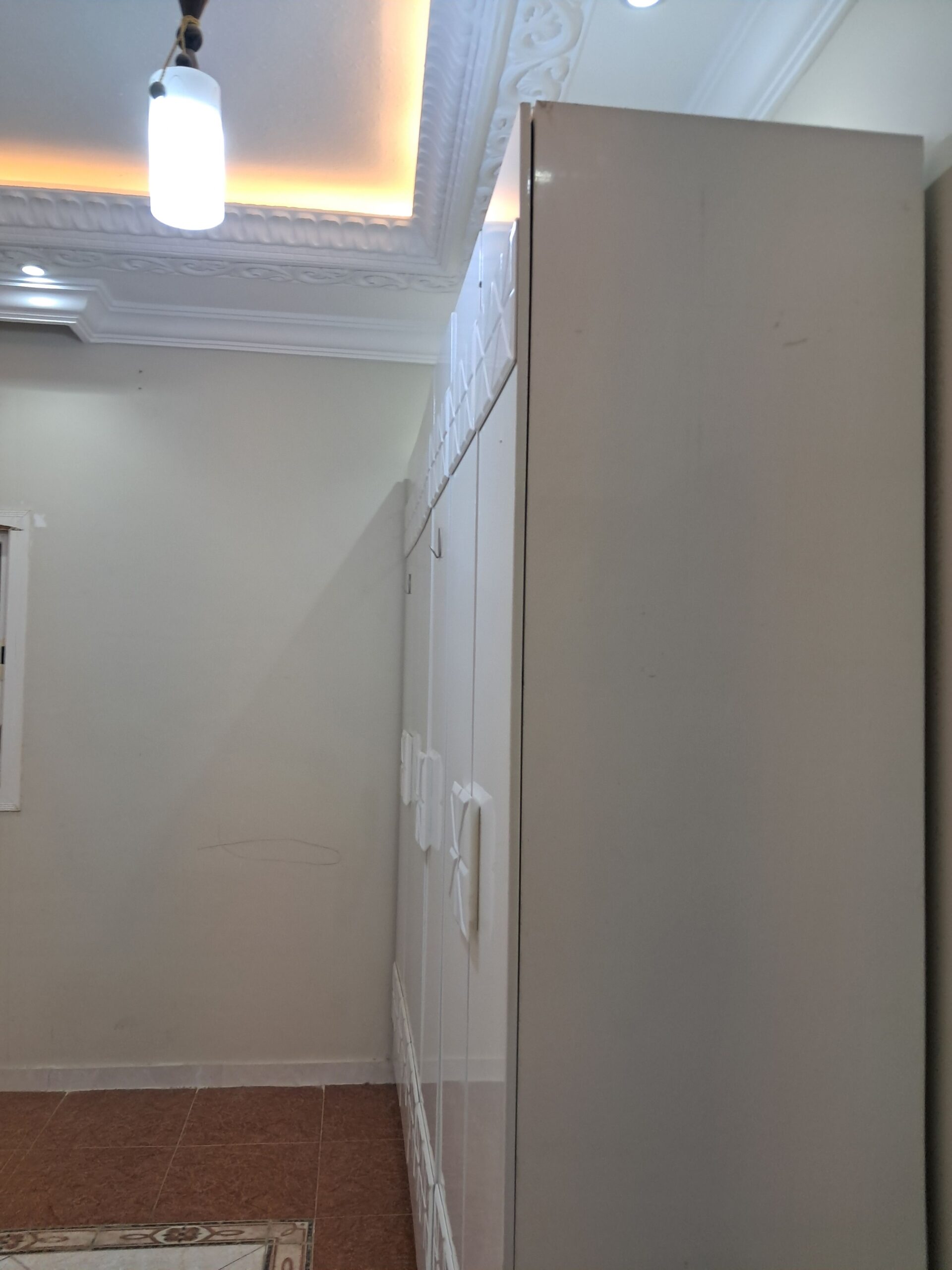 غرفة نوم للبيع بكامل ملحقاتها مع سريرين على السوم