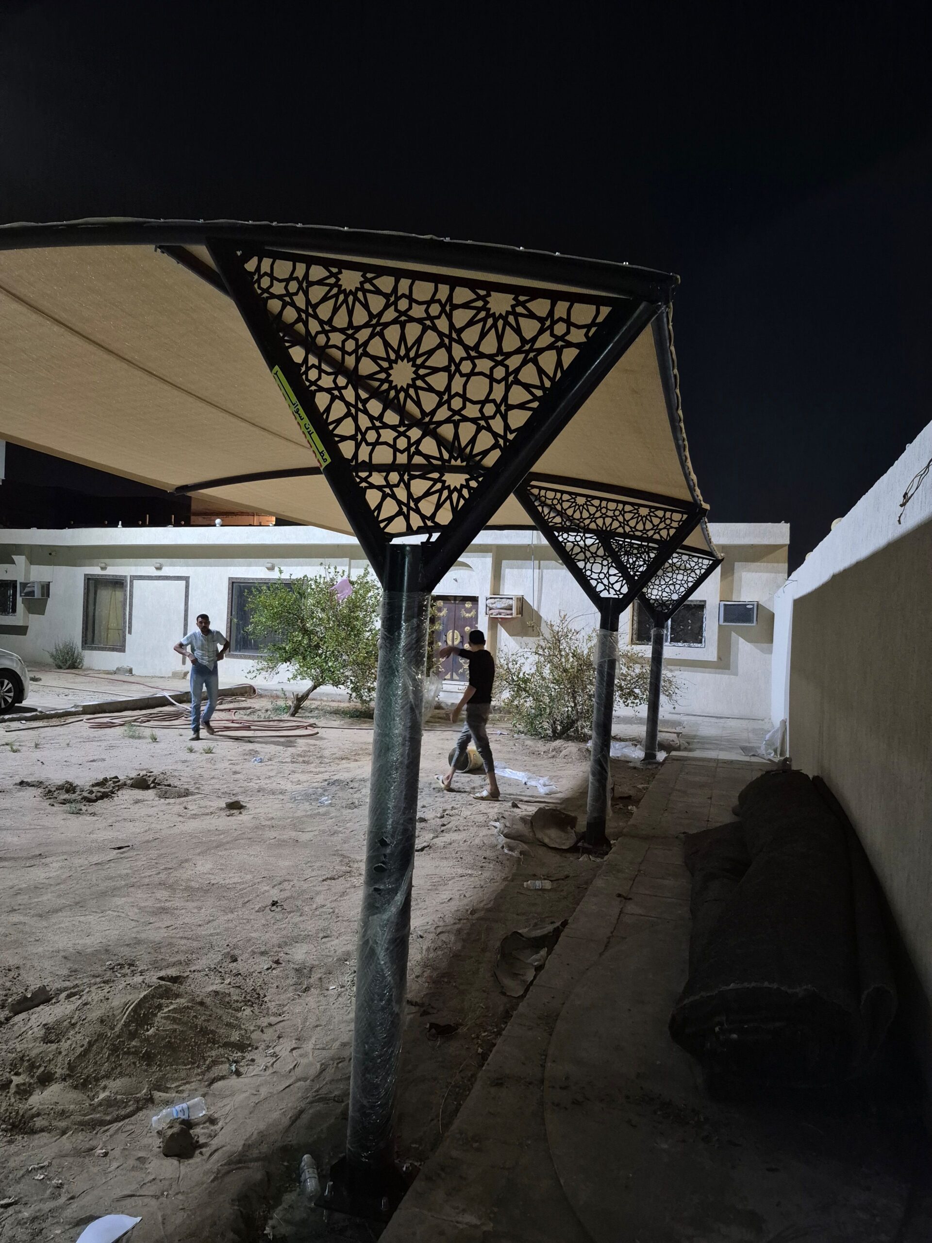 مضلات سيارات وبيوت شعر ملكي