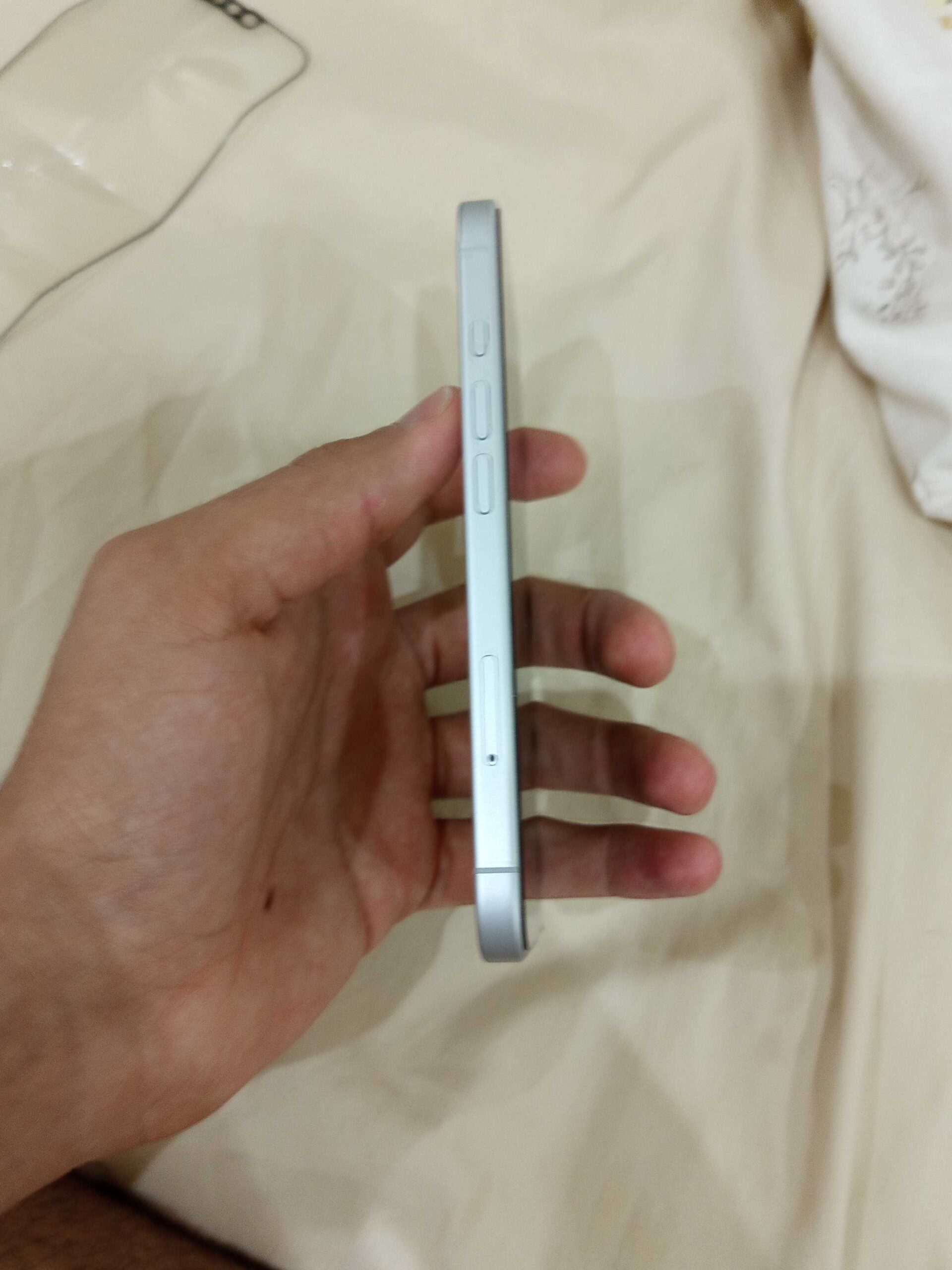 ايفون 16العادي