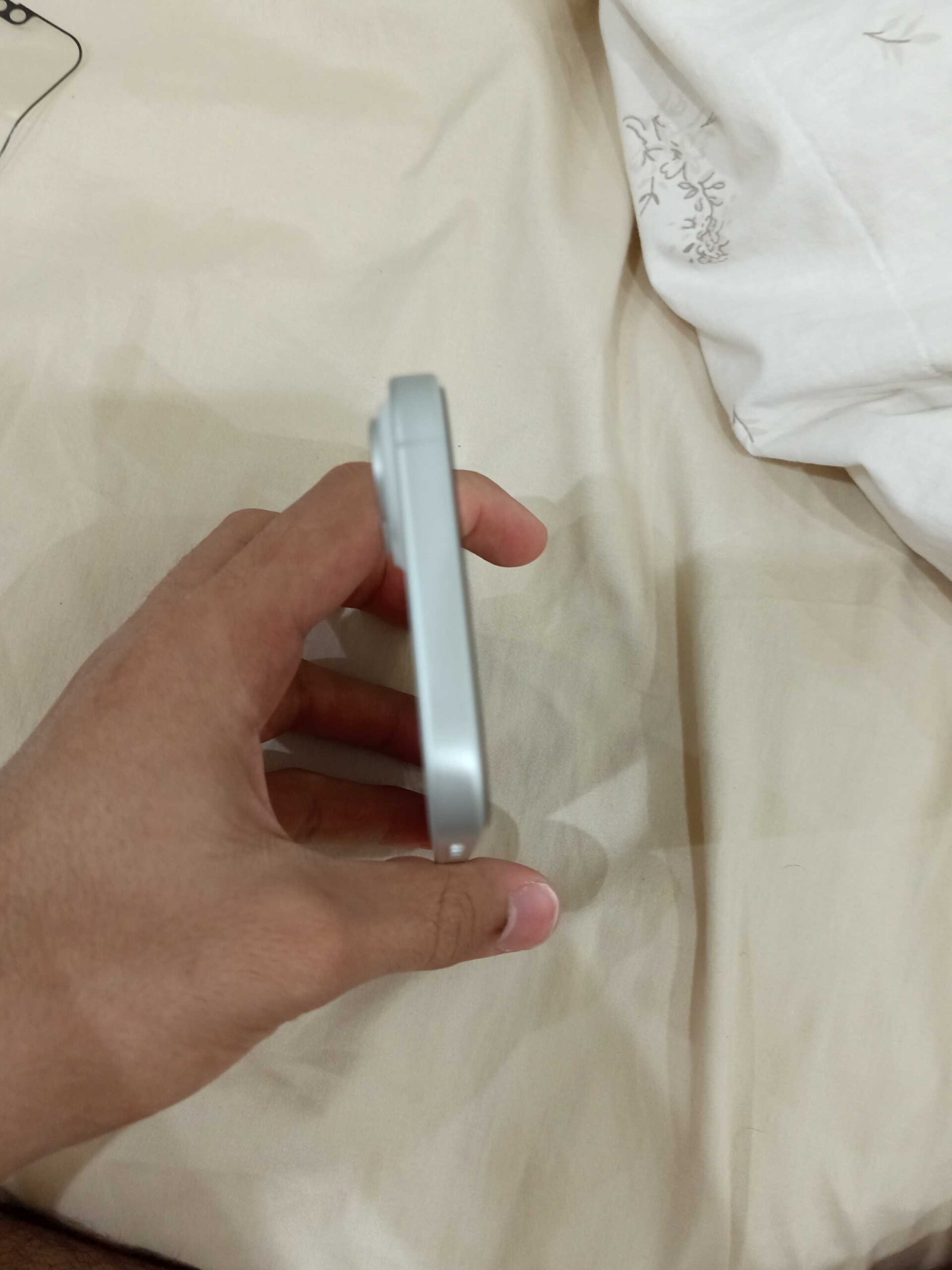 ايفون 16العادي