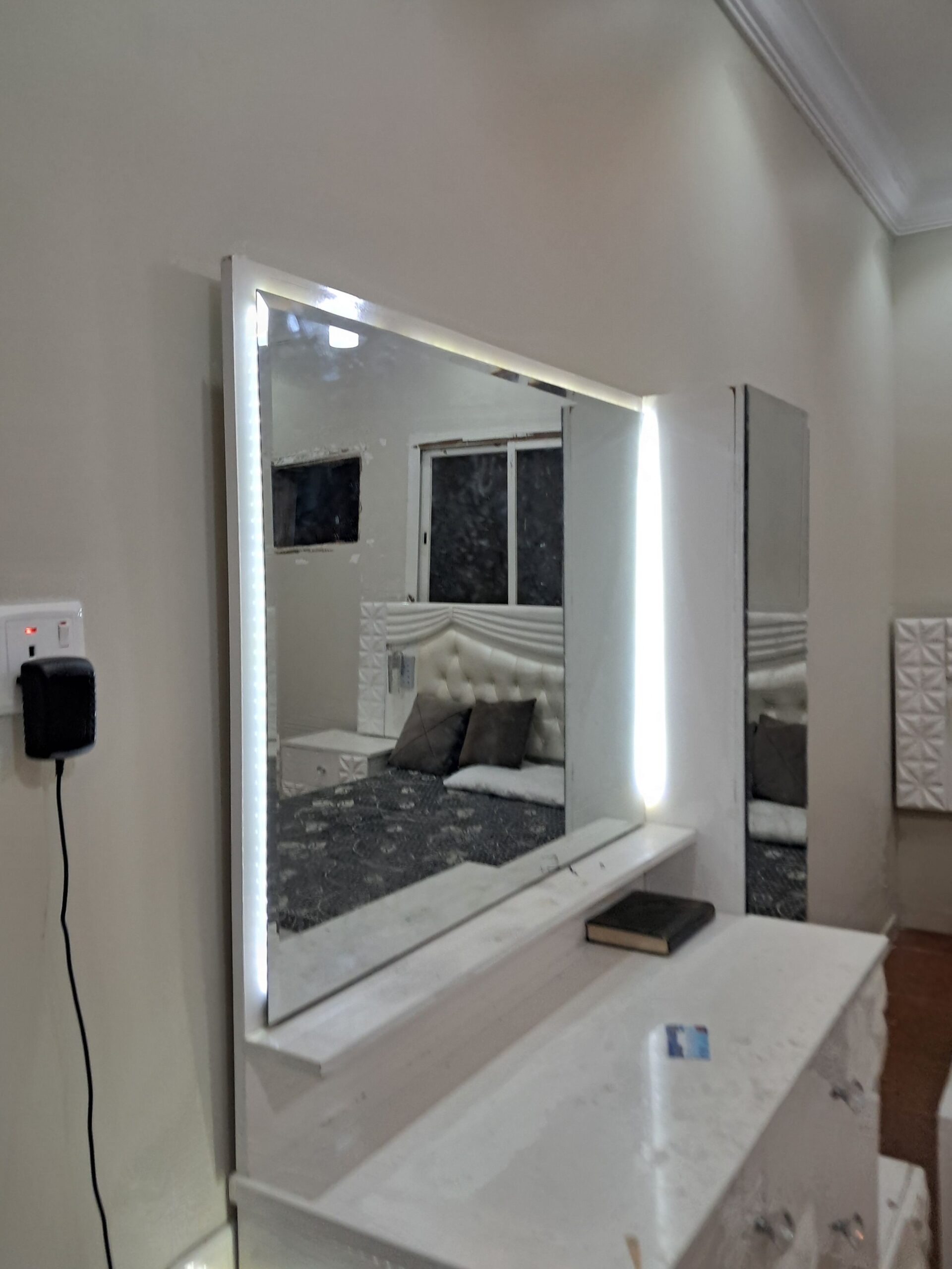 غرفة نوم للبيع بكامل ملحقاتها مع سريرين على السوم