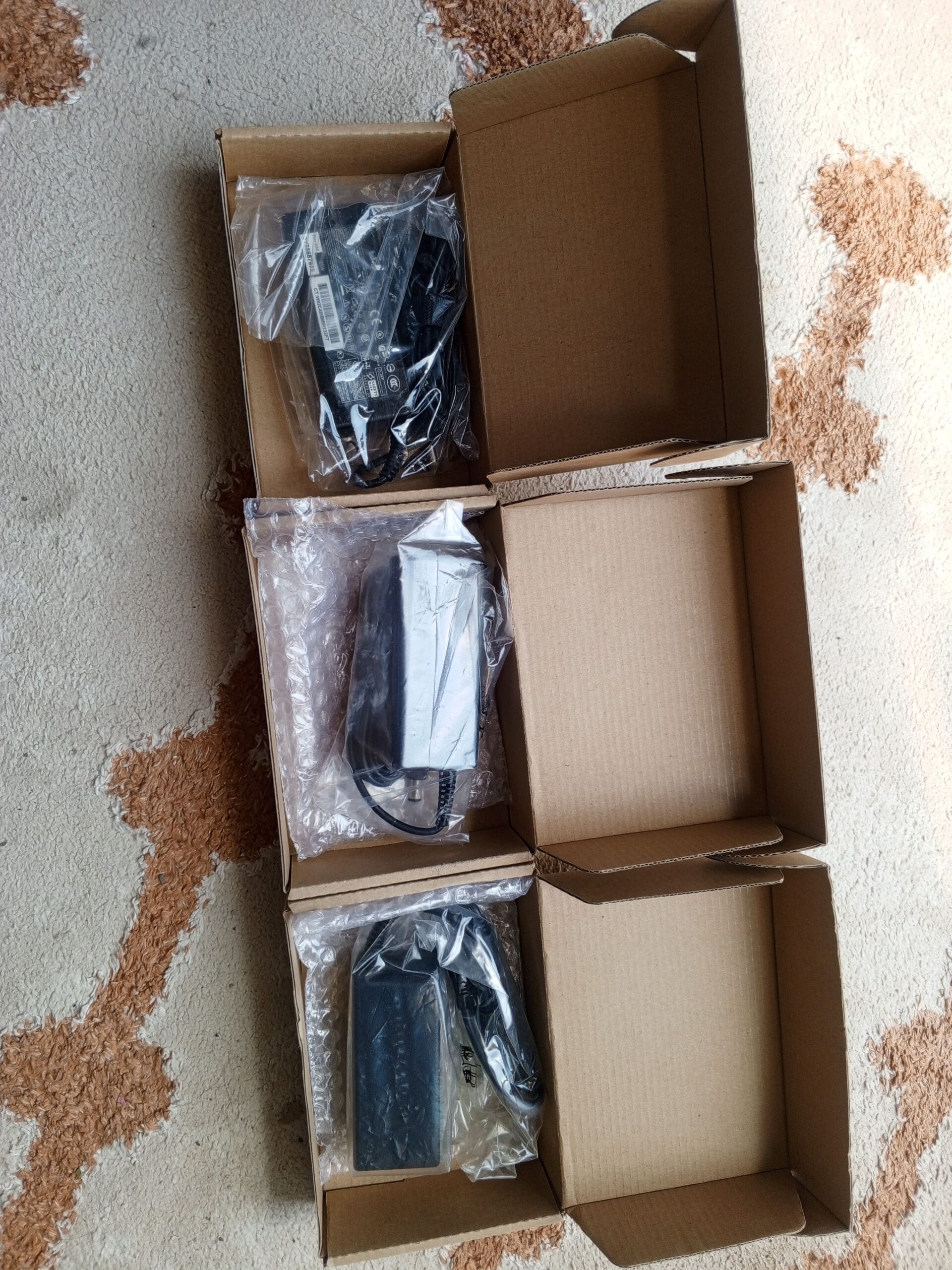 شواحن لابتوب وبطاريات لابتوت مشكله السعر 10 ريال