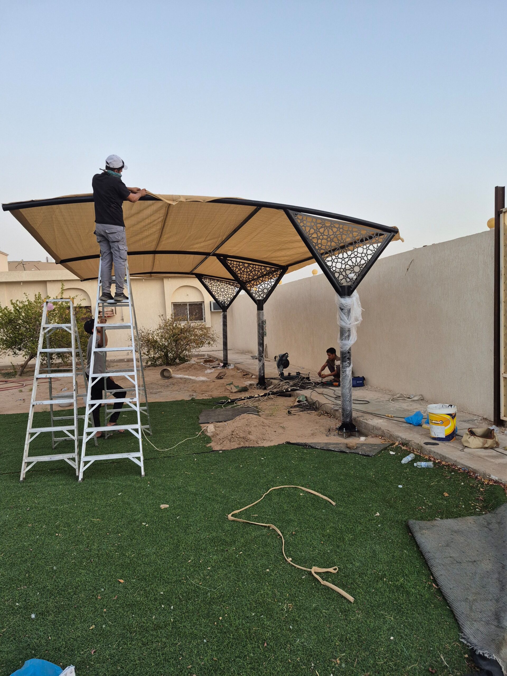 مضلات سيارات وبيوت شعر ملكي