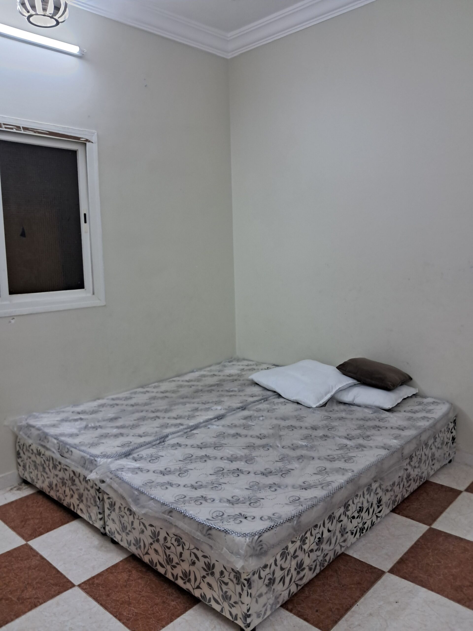 غرفة نوم للبيع بكامل ملحقاتها مع سريرين على السوم