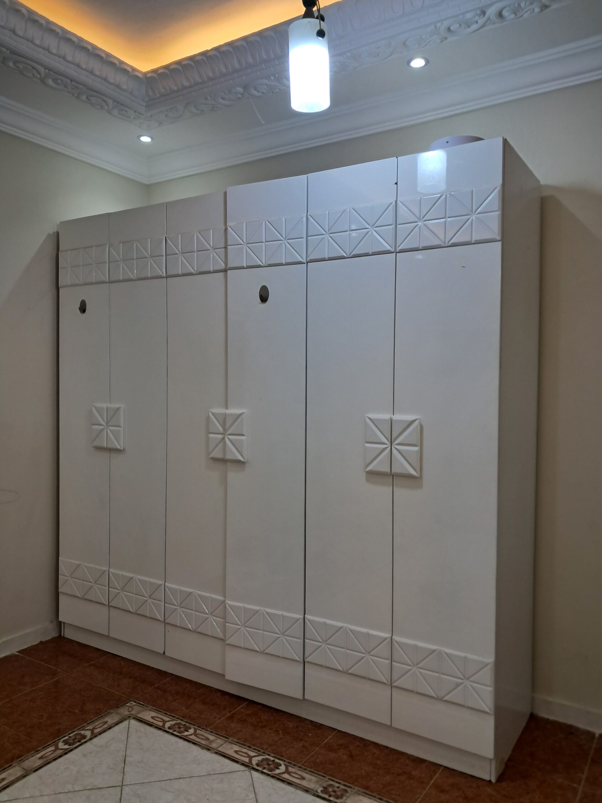 غرفة نوم للبيع بكامل ملحقاتها مع سريرين على السوم