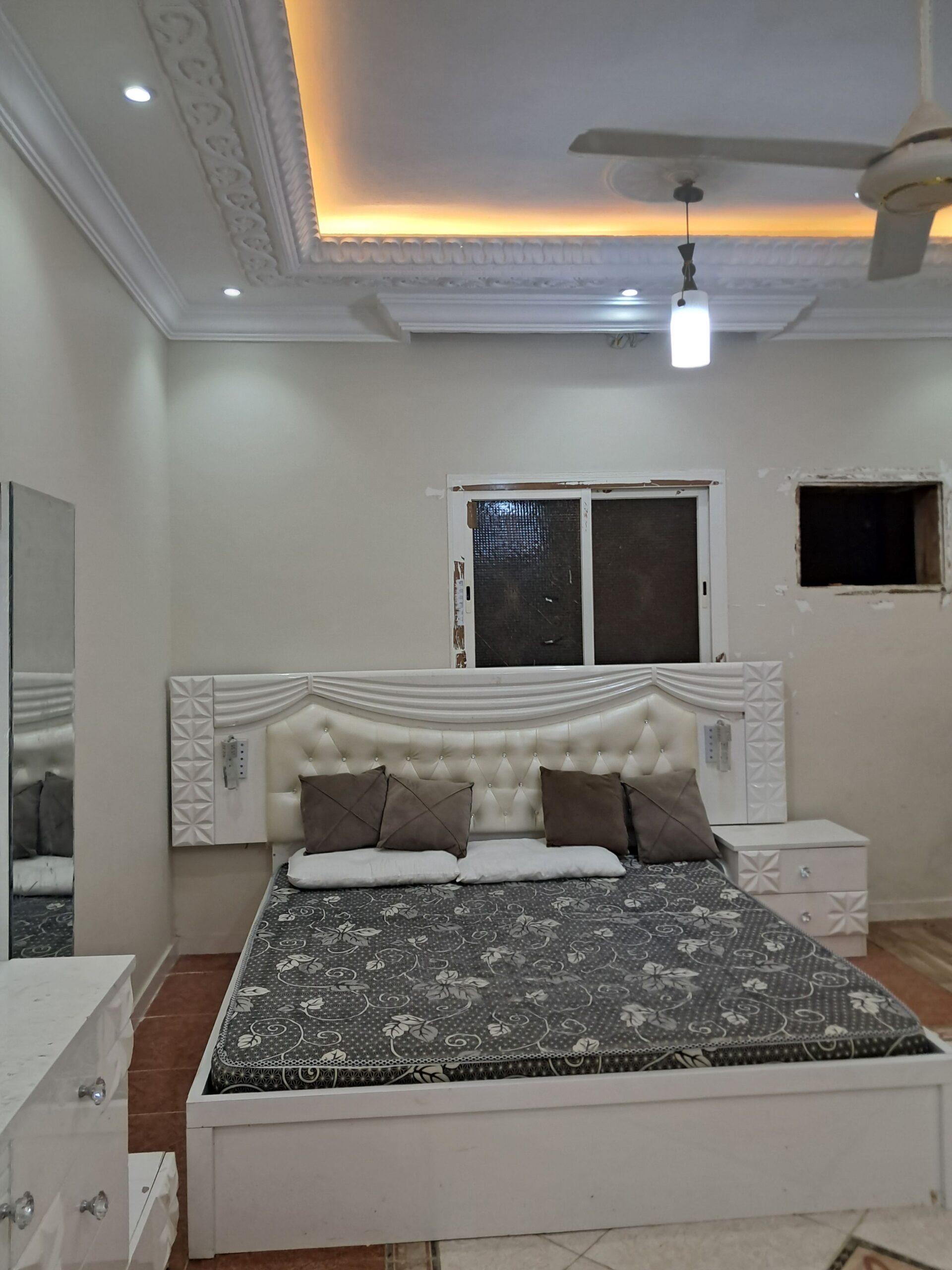 غرفة نوم للبيع بكامل ملحقاتها مع سريرين على السوم