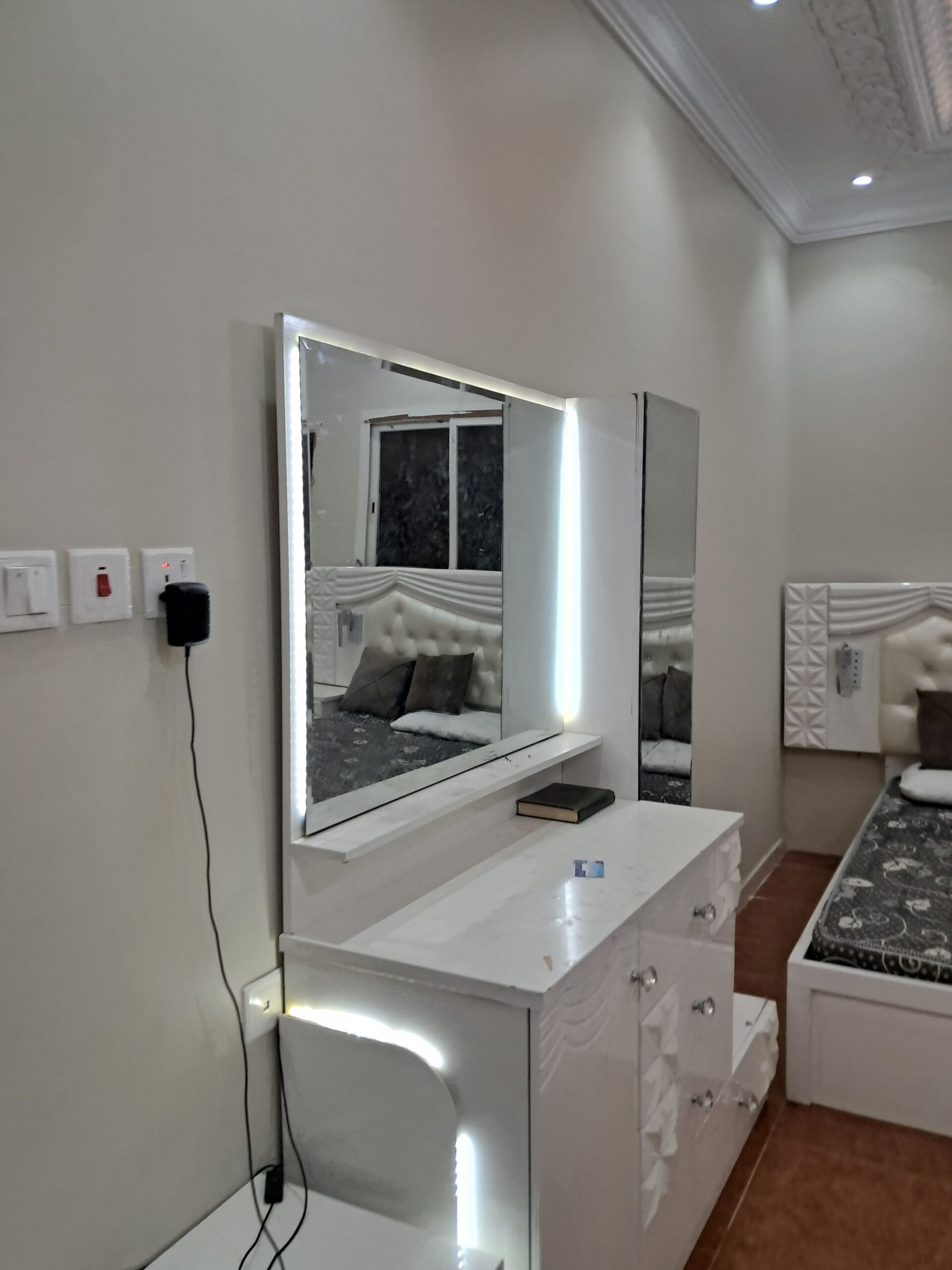 غرفة نوم للبيع بكامل ملحقاتها مع سريرين على السوم