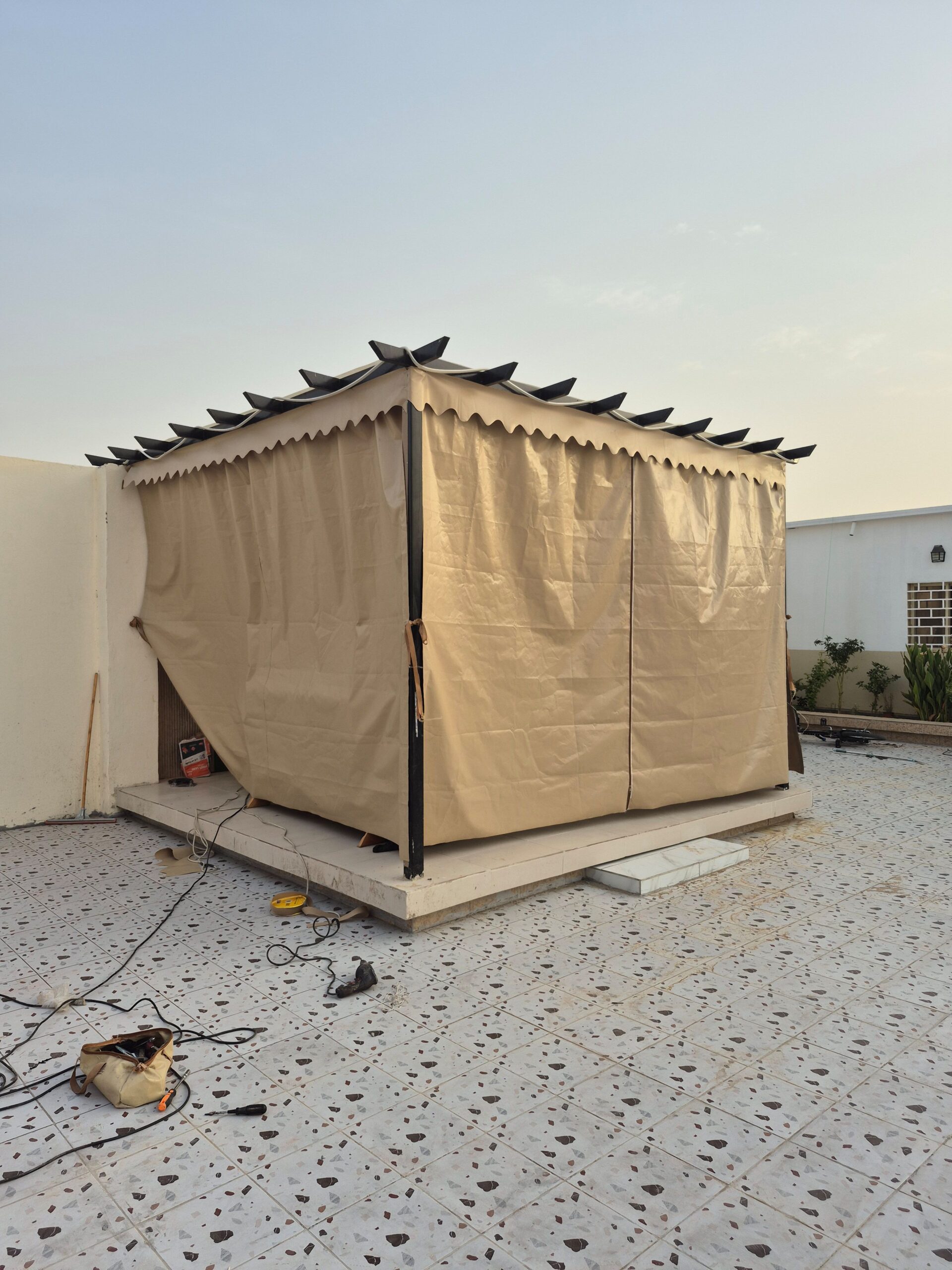 مضلات سيارات وبيوت شعر ملكي