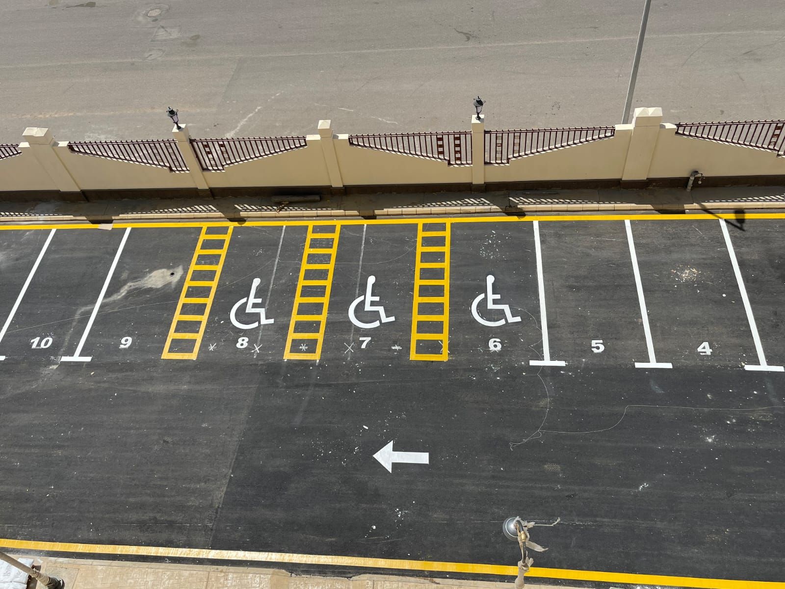 تخطيط مواقف سيارات وأسهم أرشاديه ومواقف ذوي الاحتي