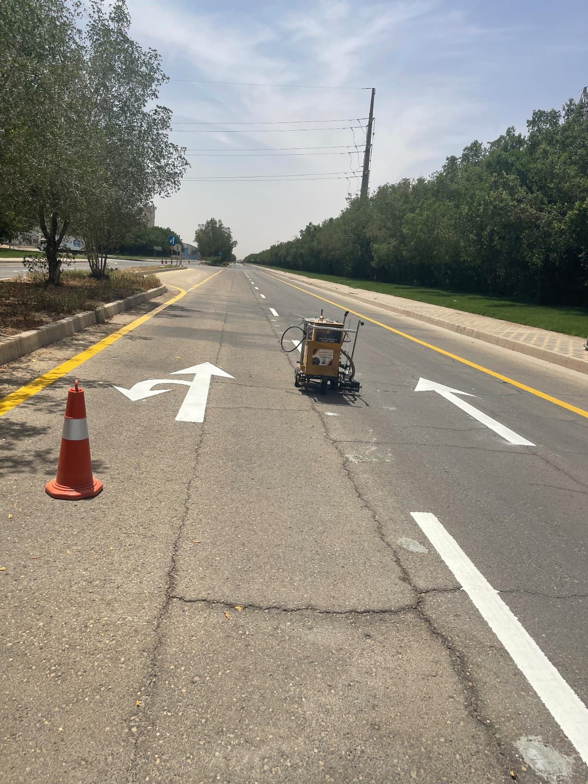 تخطيط مواقف سيارات وأسهم أرشاديه ومواقف ذوي الاحتي