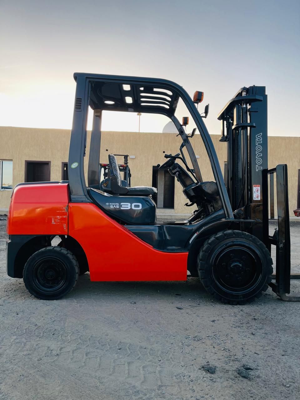 تأجير رافعات شوكيه كرينات تليهندر سيزر لفت مان لفت