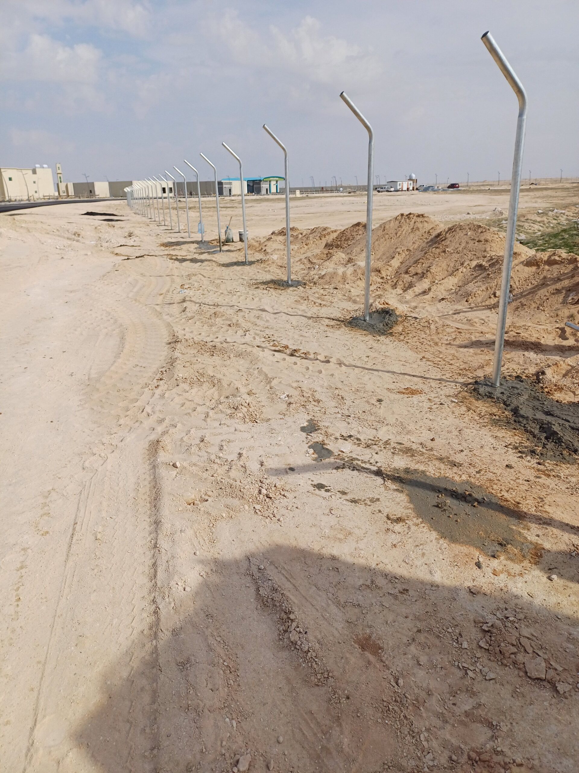 نقوم بتورد وتركيب جميع النواع الشبوك ونخيل عربي وو