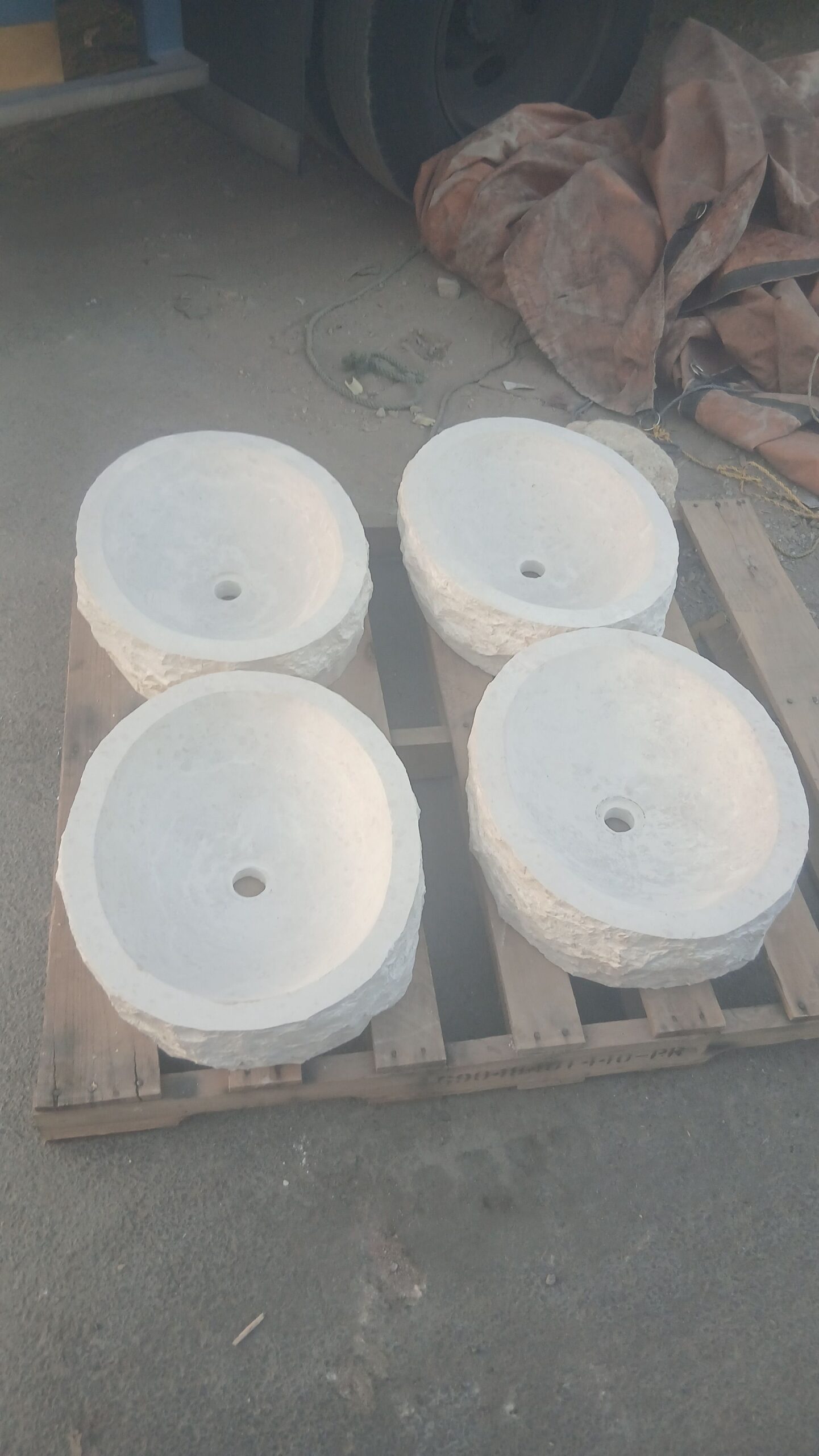 احواض وجه جبل حجر طبيعي