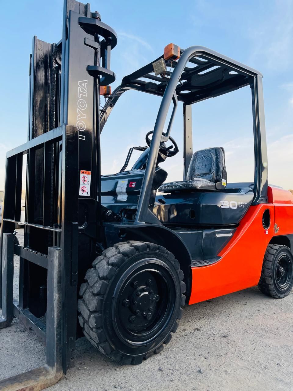 تأجير رافعات شوكيه كرينات تليهندر سيزر لفت مان لفت