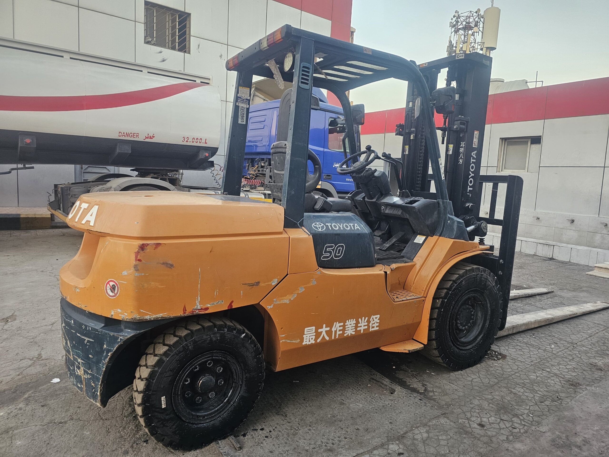 لتأجير الرافعات الشوكيه بجميع احجامها