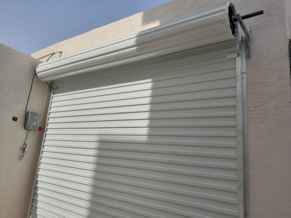 صيانه وتوريد وتركيب ابواب الكراج ونوافذ الشتر بجمي