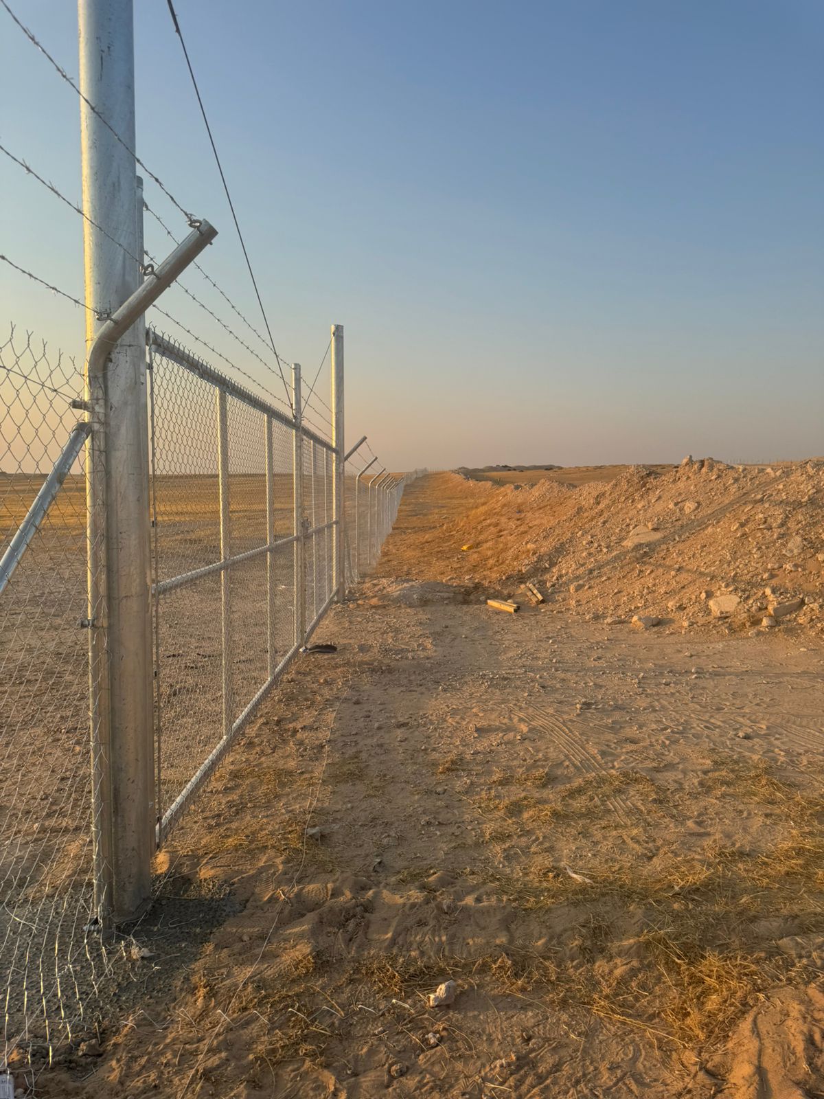 نقوم بتوريد وتركيب جميع النواع الشبوك