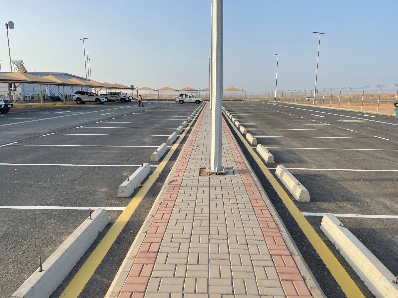 تخطيط مواقف سيارات وأسهم أرشاديه ومواقف ذوي الاحتي