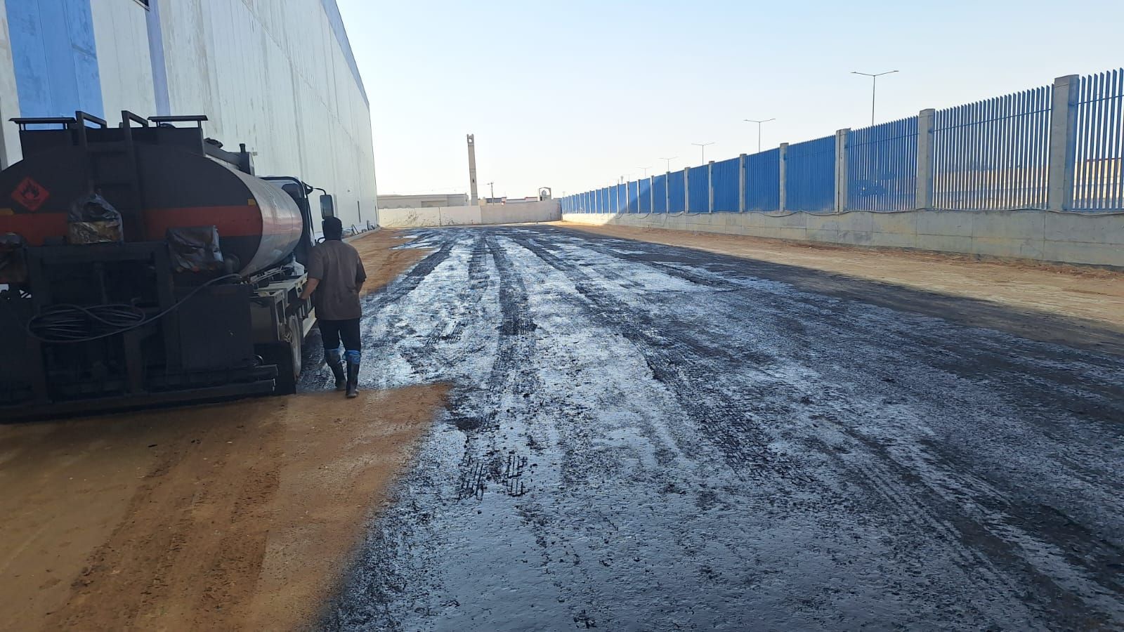 تخطيط مواقف سيارات وأسهم أرشاديه ومواقف ذوي الاحتي