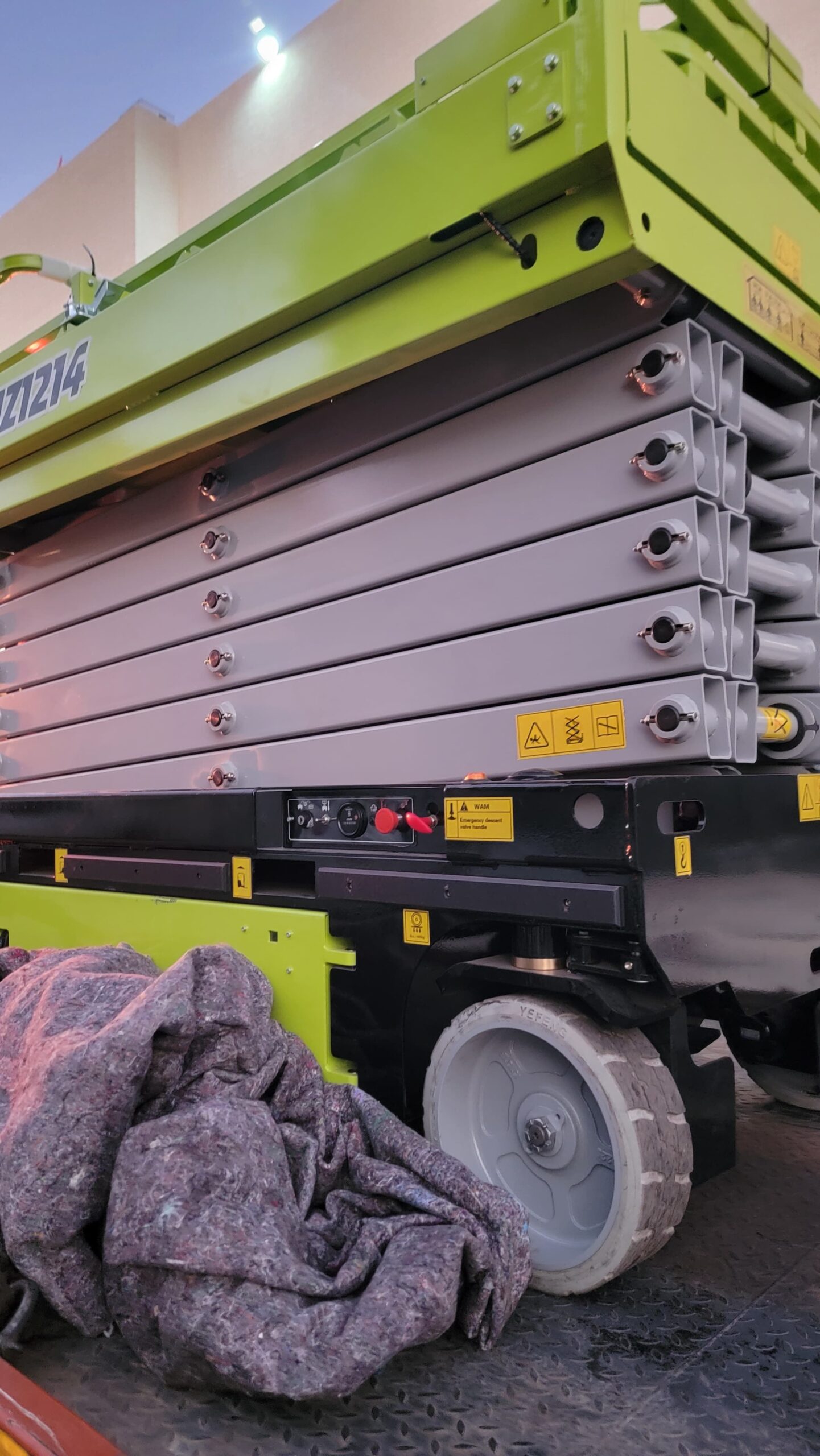 رافعة مقصية (سيزر لفت) للايجار! متوفرة مع أبو فهد