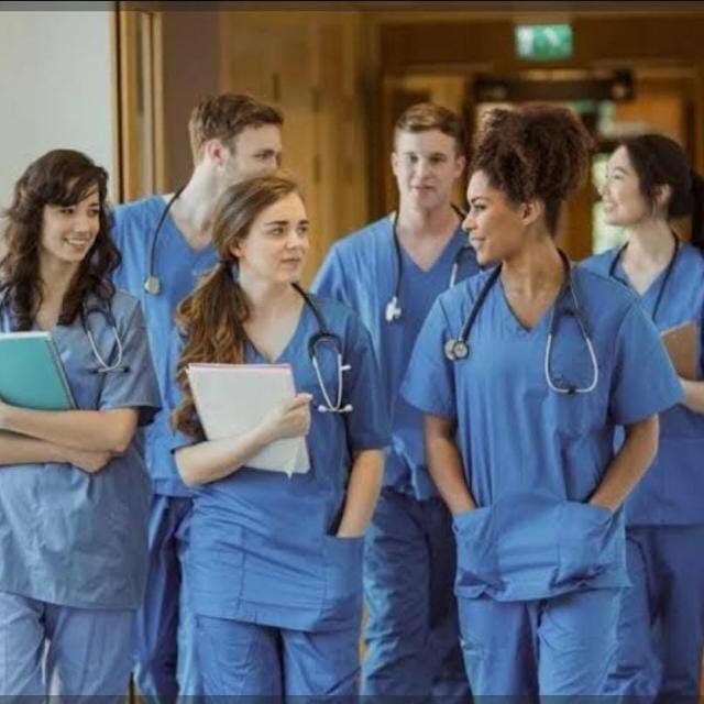 ممرض و موافق مع مع المريض وكبار السن