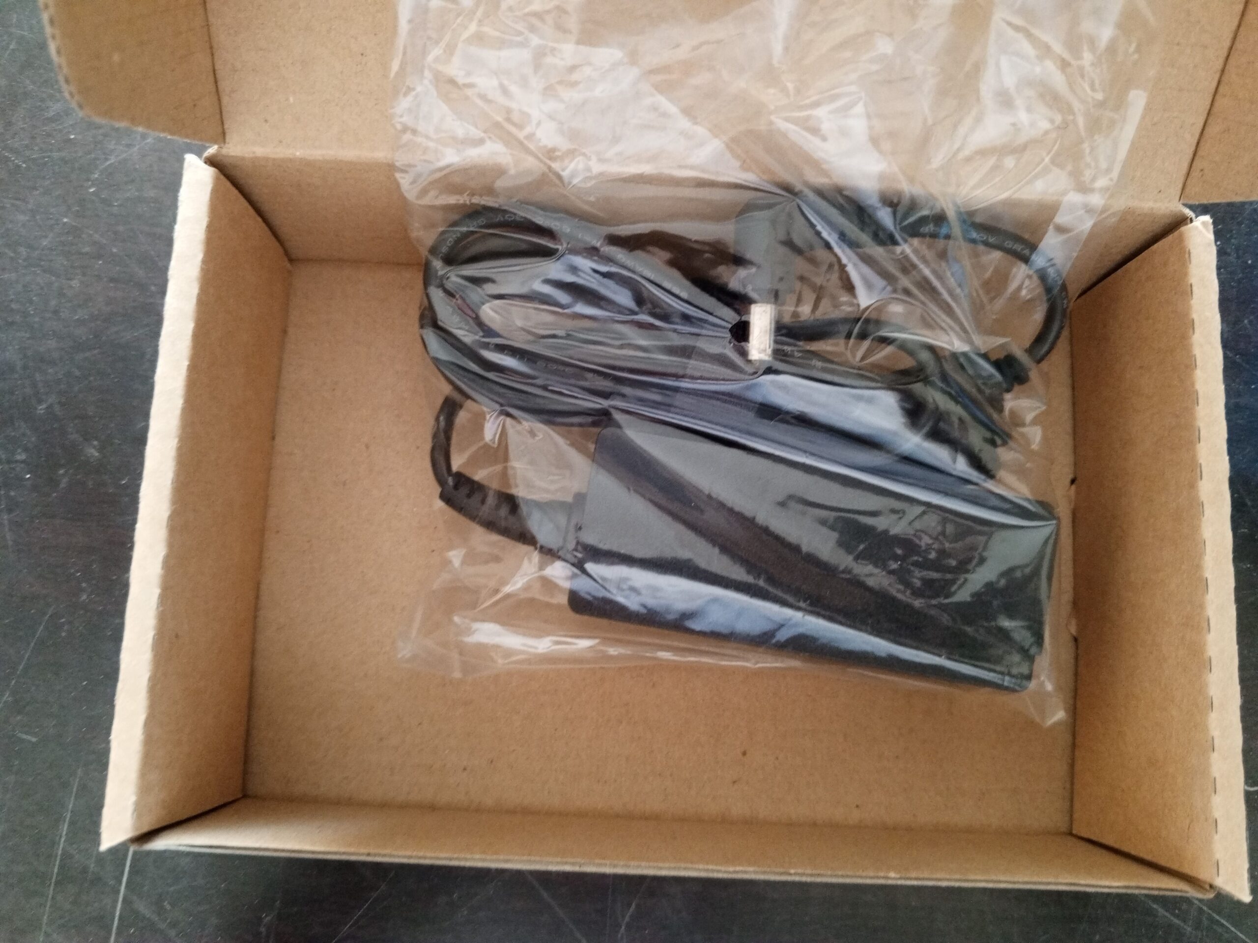 تصفية مستلزمات كمبيوتر لابتوب وشواحن لابتوب واسلاك