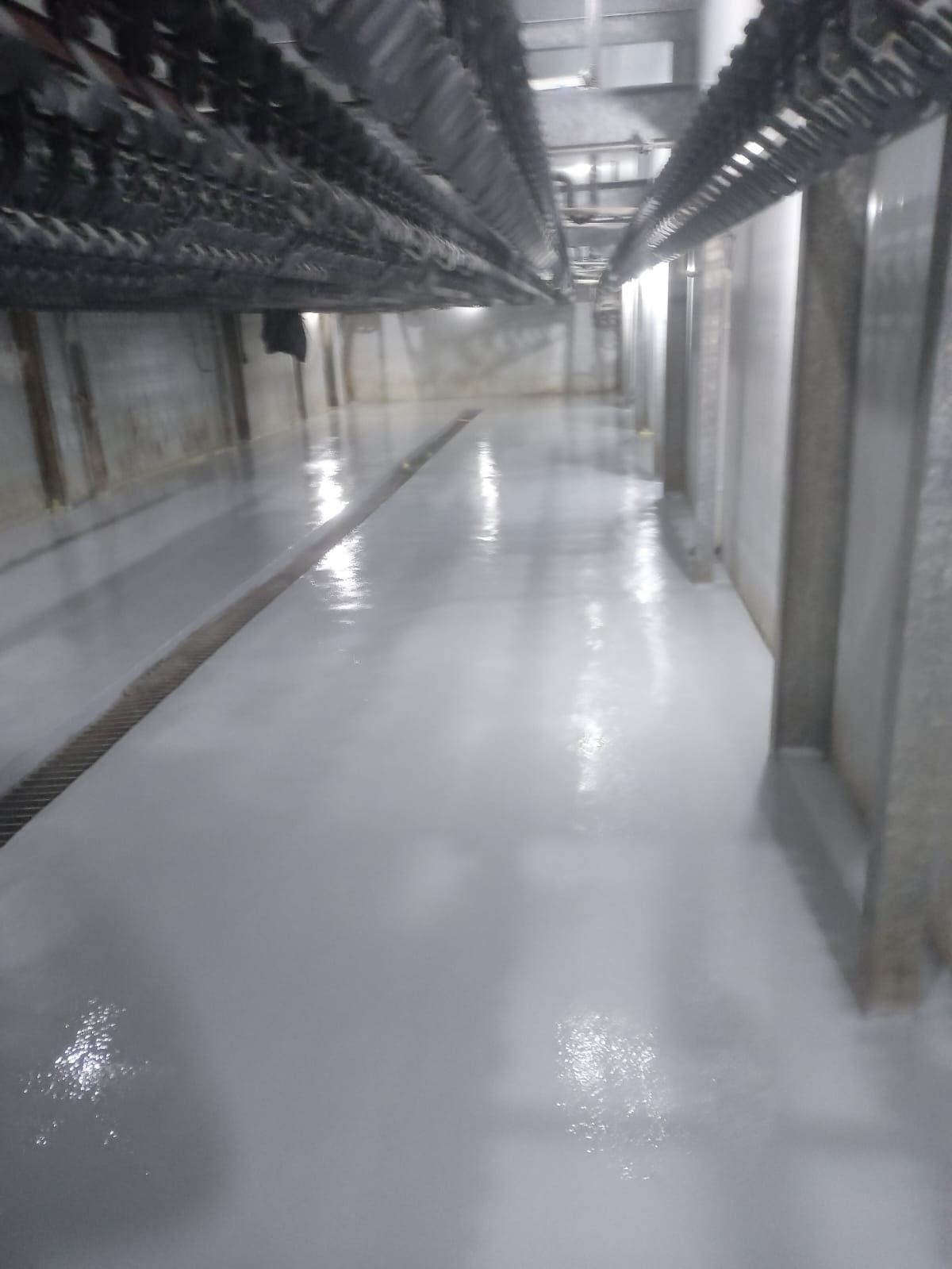 فني تركيب عوازل لجميع انوع العوازل حراريه ومائيه