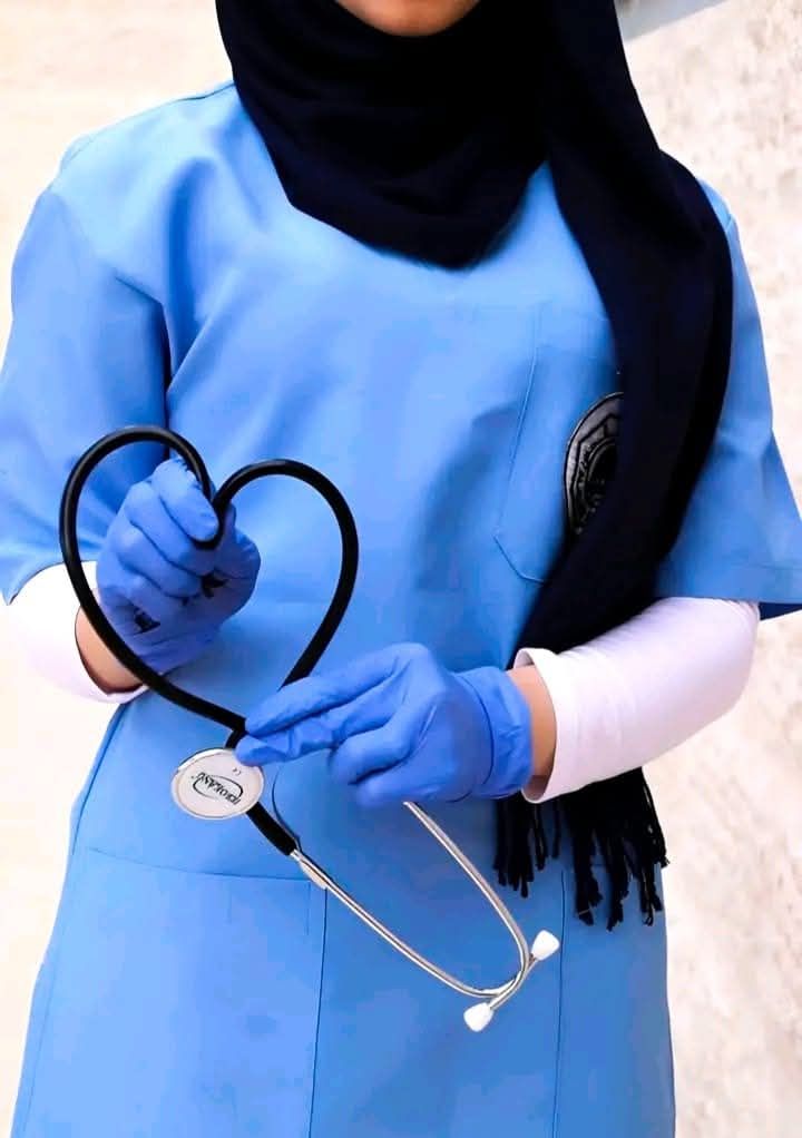 ممرض و موافق مع مع المريض وكبار السن