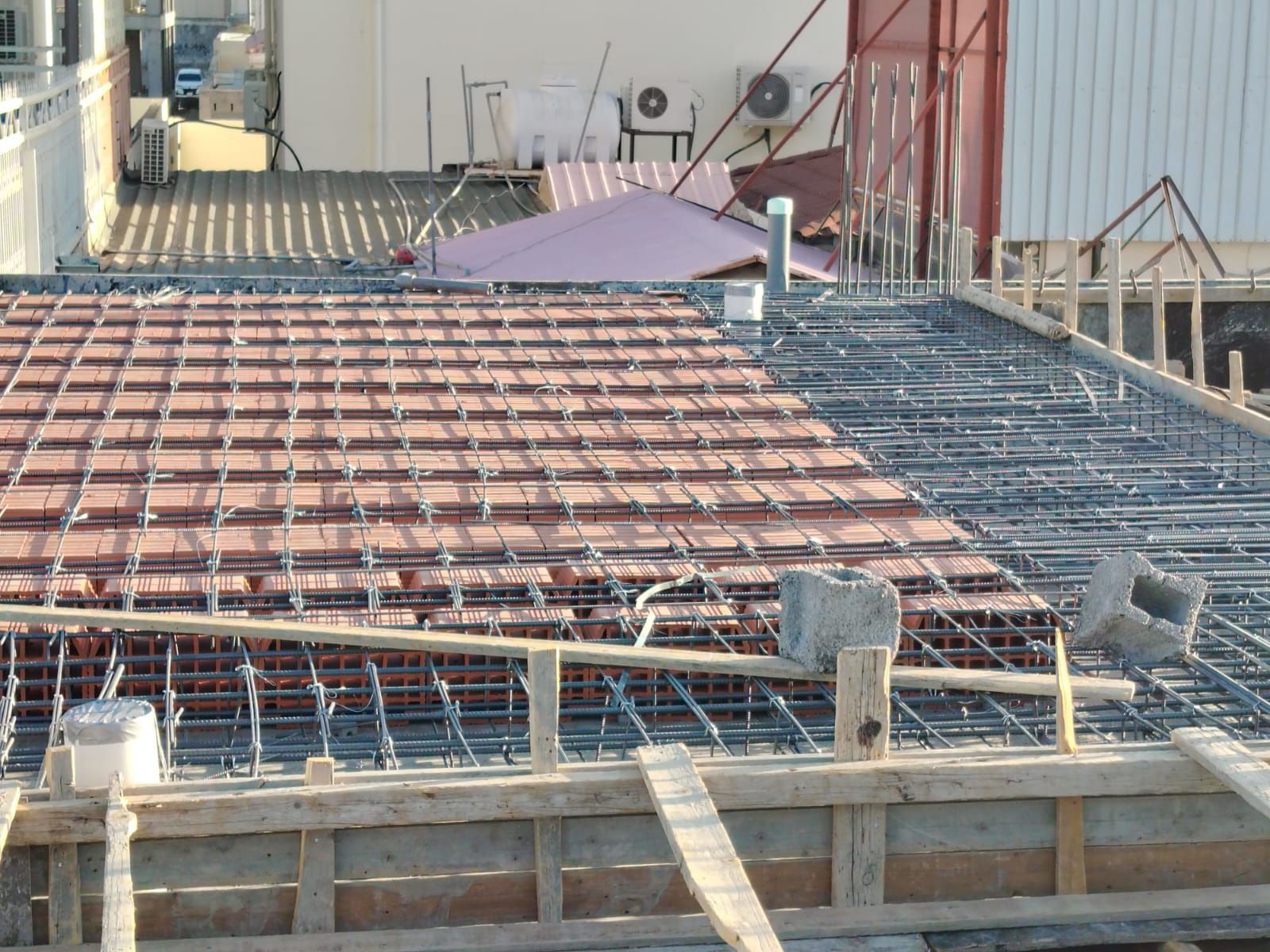 ابو احمد لجميع انواع التشطيبات والمقاولات العامه ل