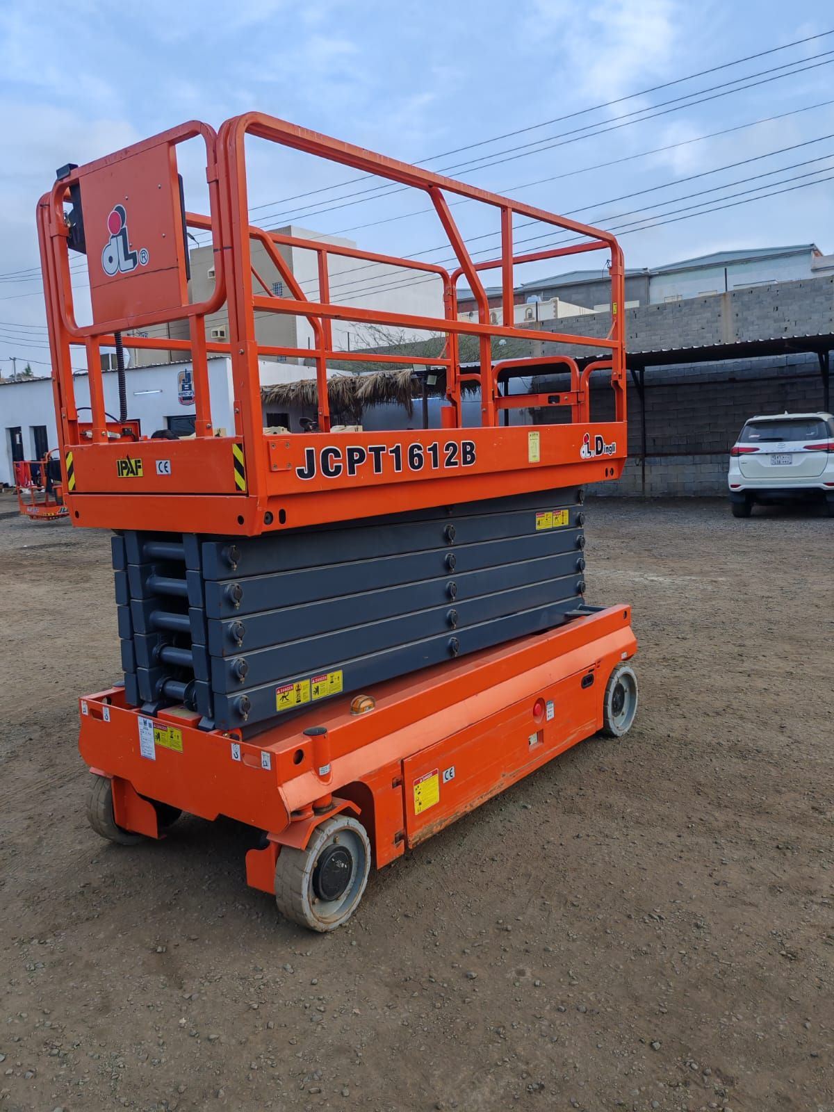 سيزر لفت للايجار من 8متر الى 18 متر كهرباء وديزل س