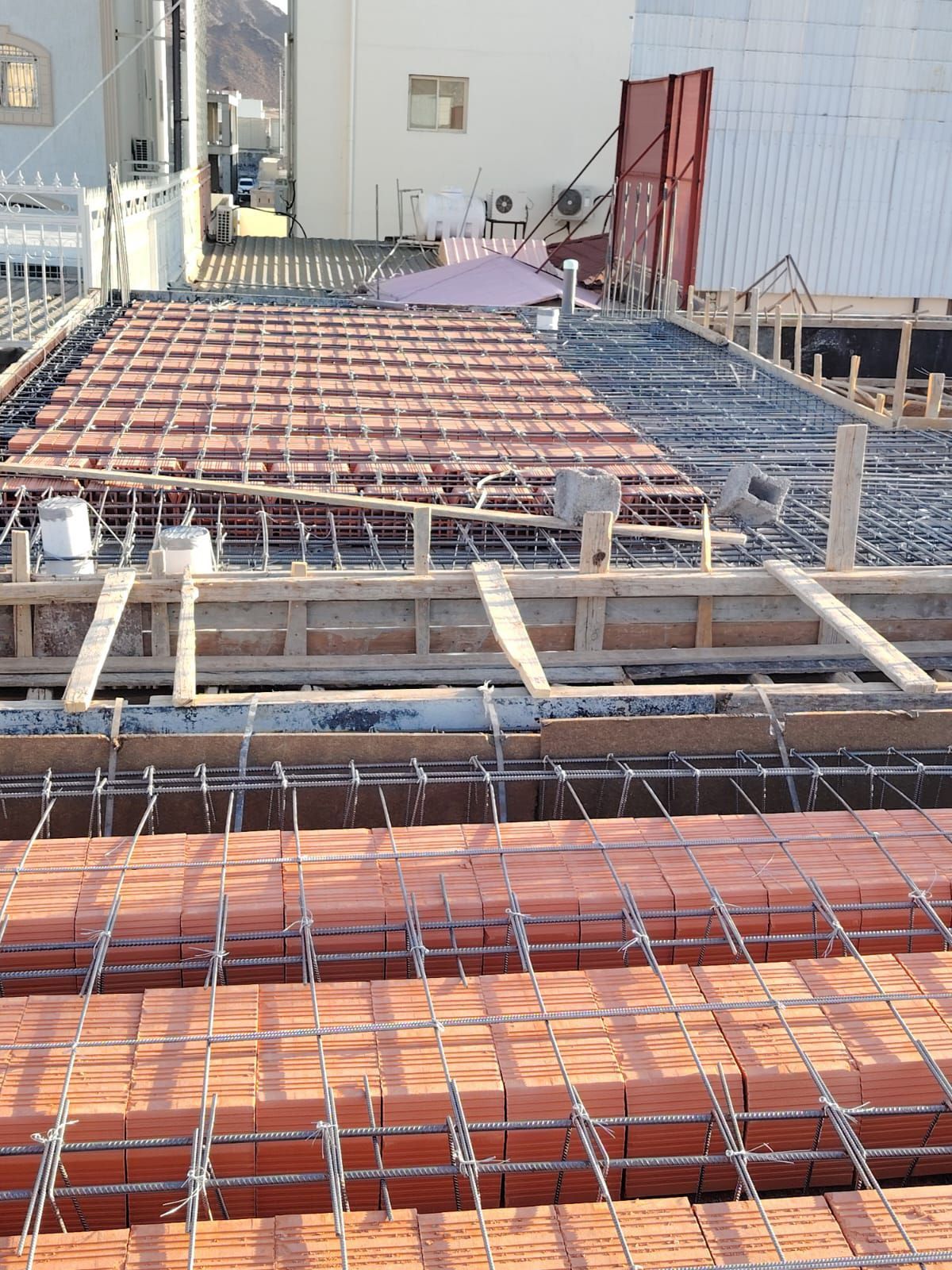 ابو احمد لجميع انواع التشطيبات والمقاولات العامه ل