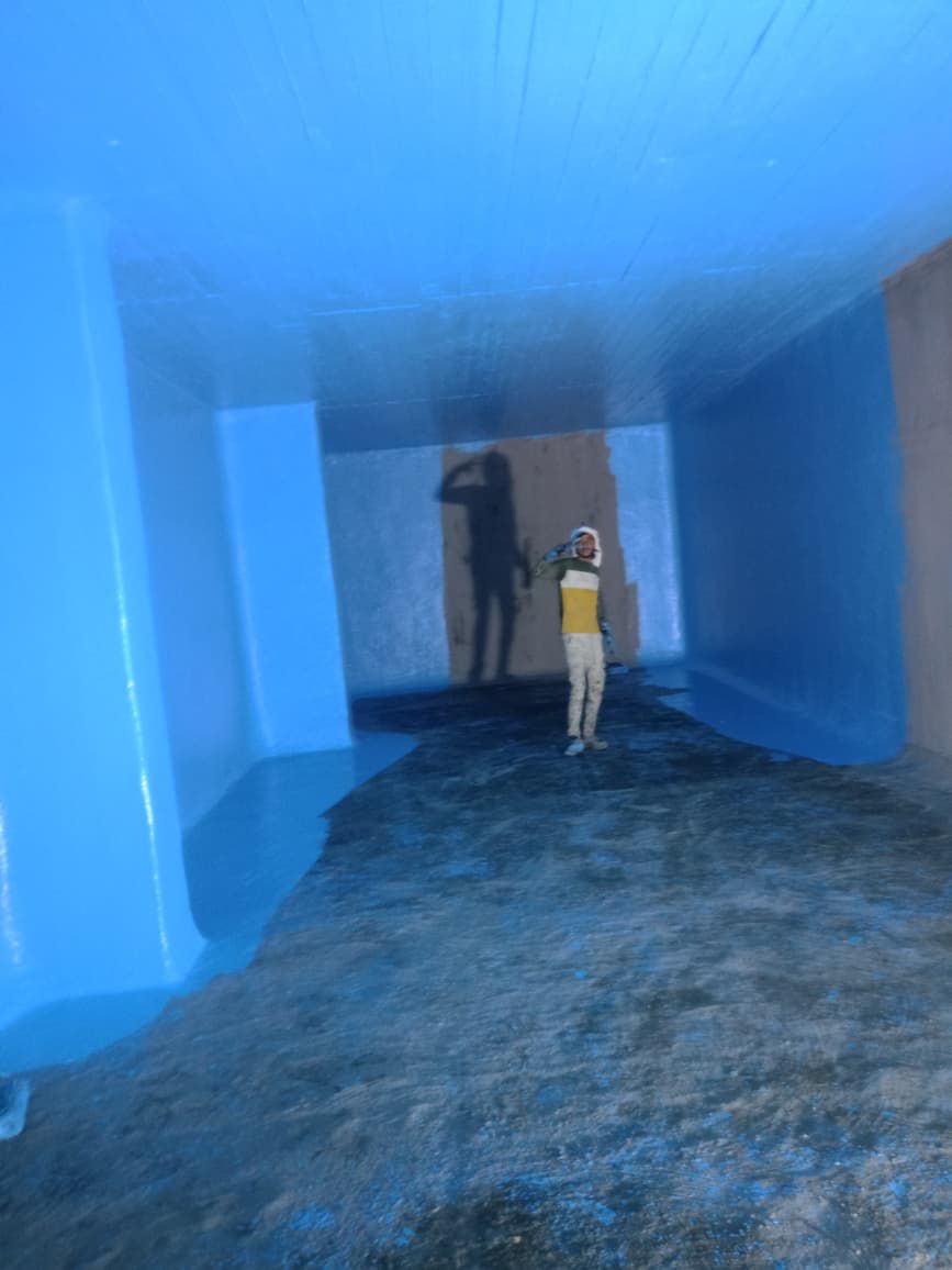 فني عوازل لعزل الخزانات وتعقيمها بالابوكسي