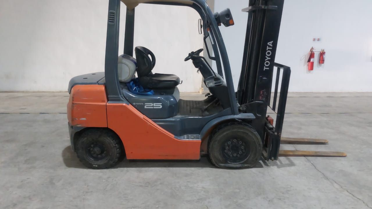 فوركلفت للايجار رافعه شوكيه للايجار الشهري وليومي