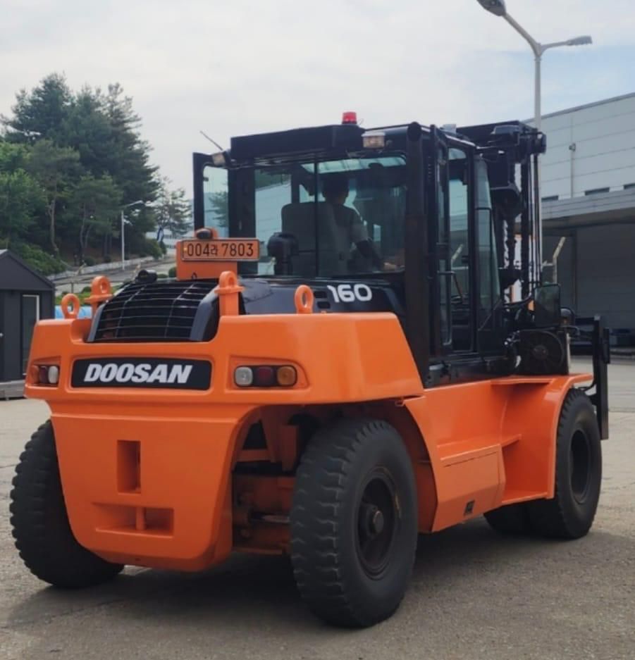 للإيجار الرافعات الشوكيه والسيزرلفت وجي سي بي