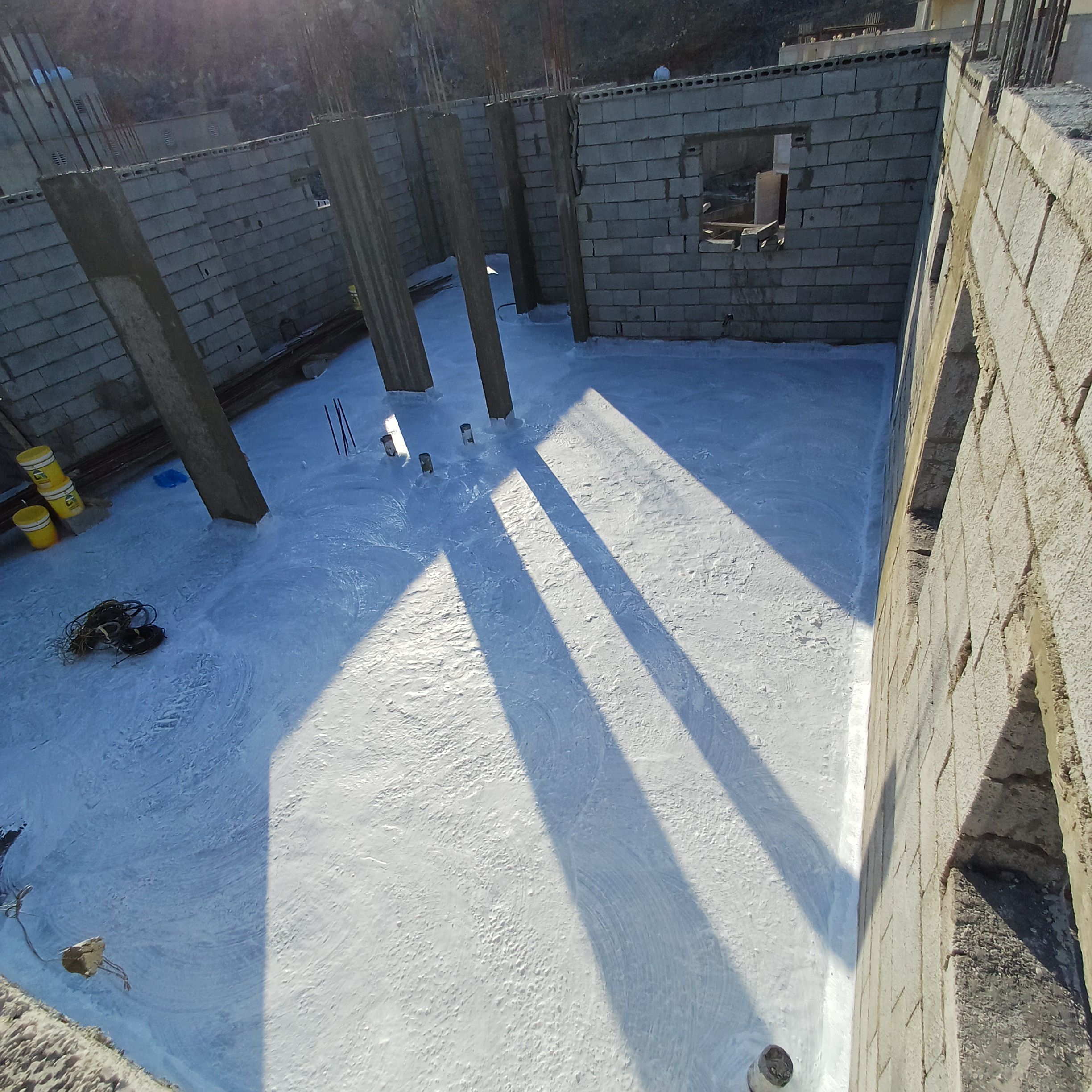 فني عوازل لعزل الخزانات وتعقيمها بالابوكسي