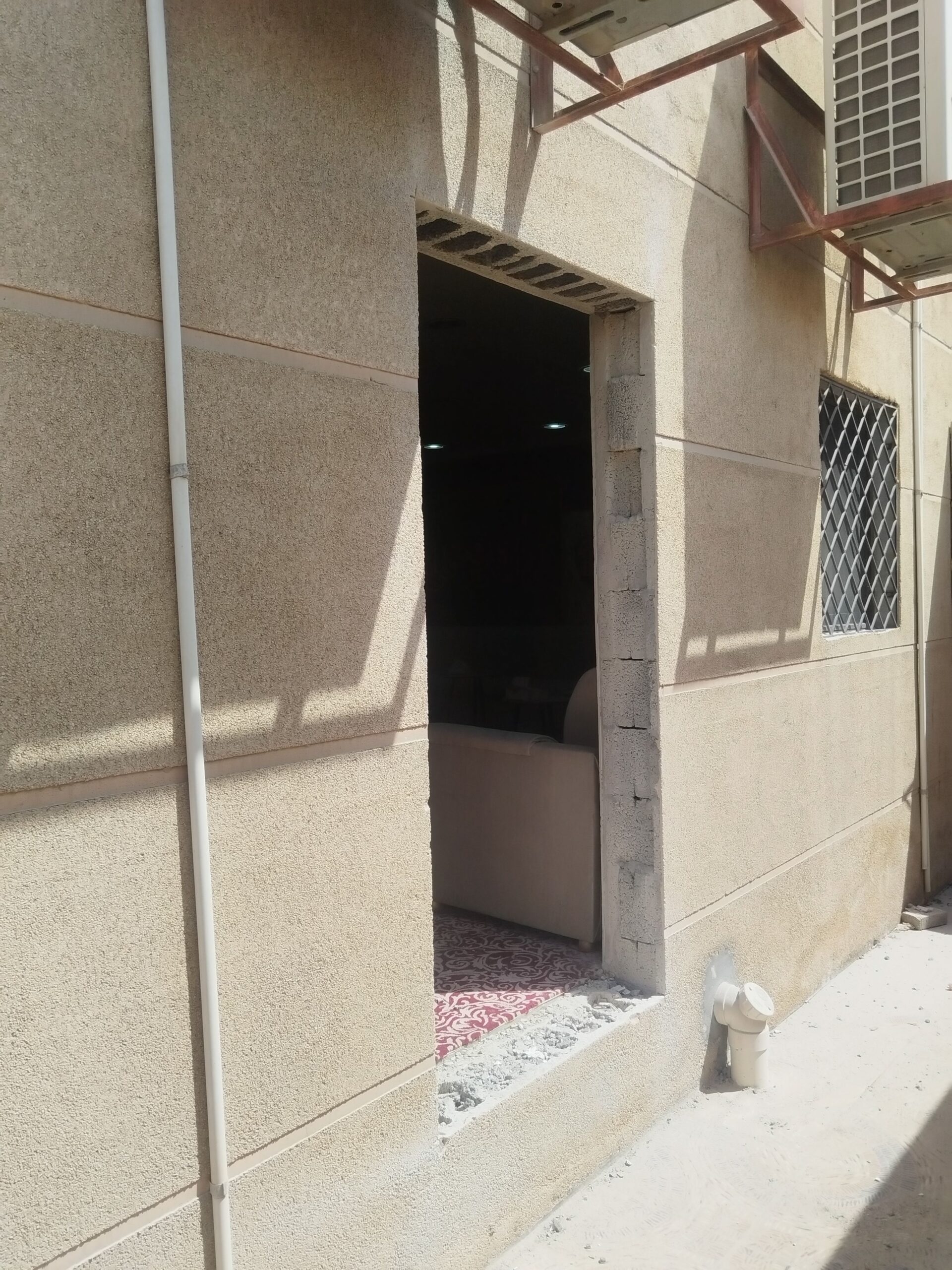 للقص وتكسير الجدارن وابواب