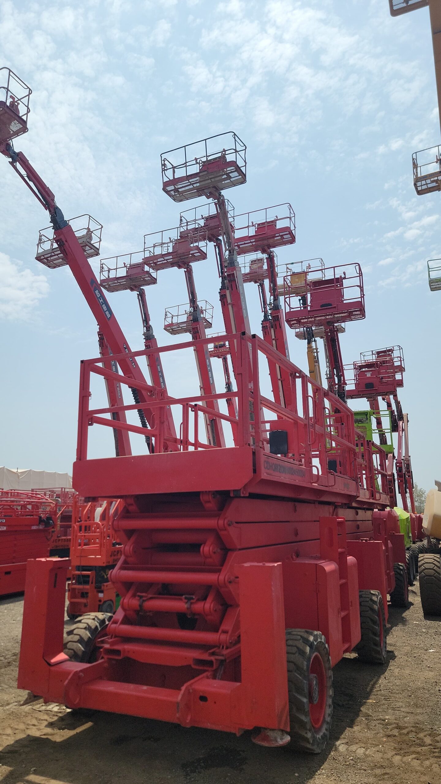 1. *سيزر لفت 6 متر*: موديل حديث للإيجار – ارتفاع 6