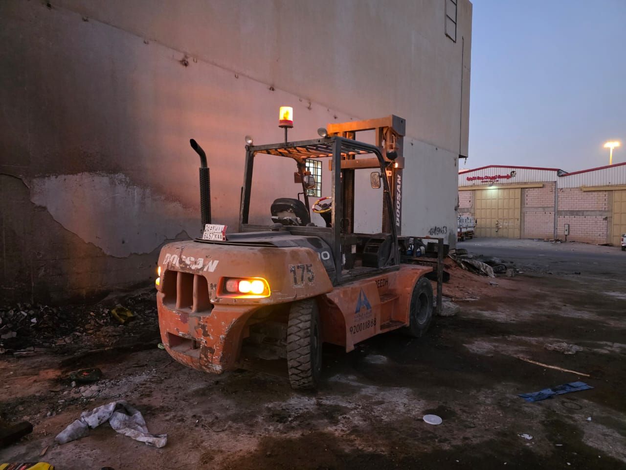 رافعه شوكية 7طن للايجار اليومي والاسبوعي والشهري س