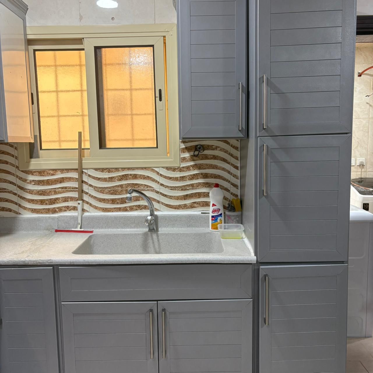 فني المنيوم ومطابخ فك وتركيب وصيانه جميع قطعات الل