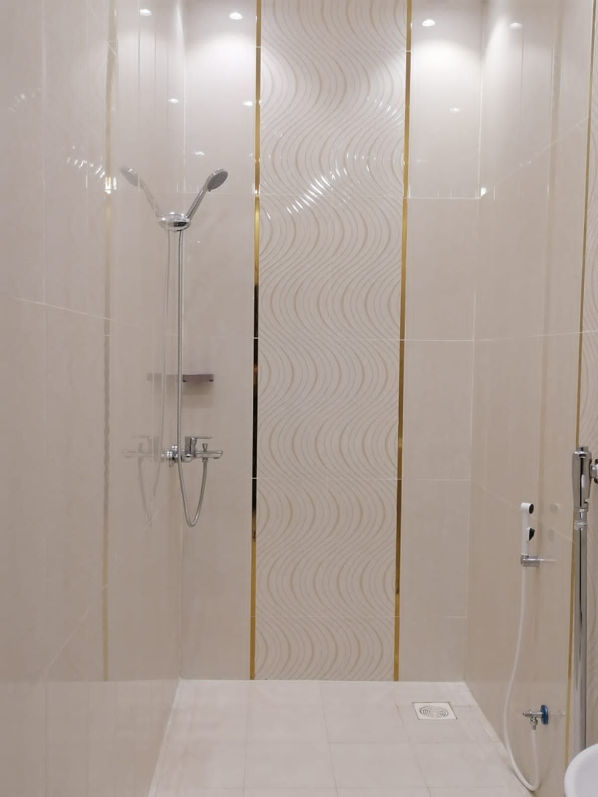 جده اي مكان بعون الله متواجدين ولو خارج جده لا تشي