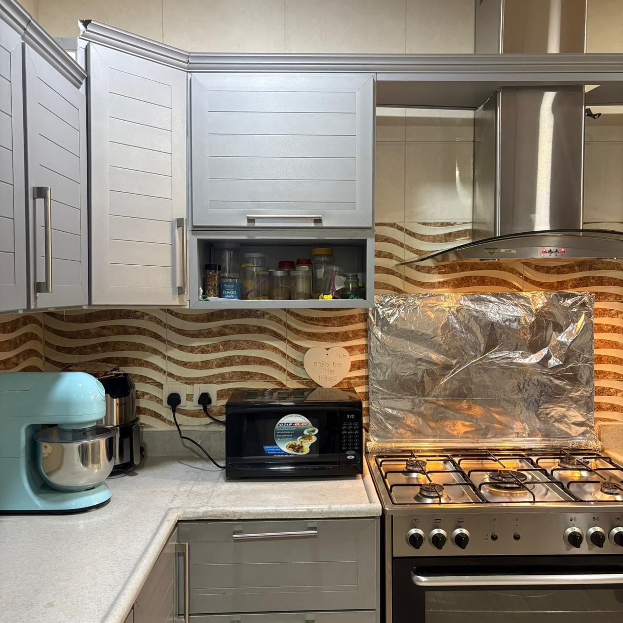 فني المنيوم ومطابخ فك وتركيب وصيانه جميع قطعات الل