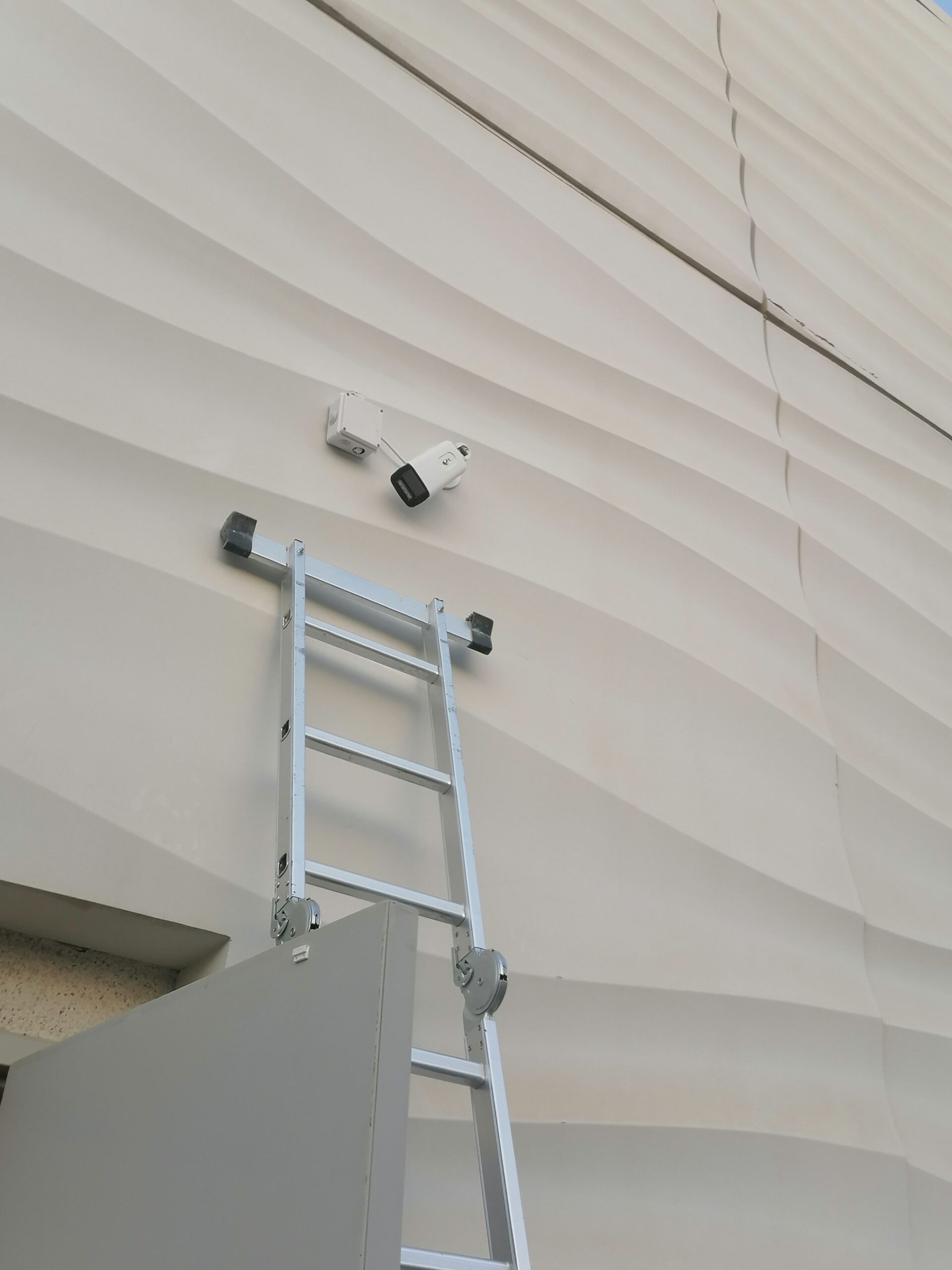 تركيب كاميرات المراقبة والتحكم