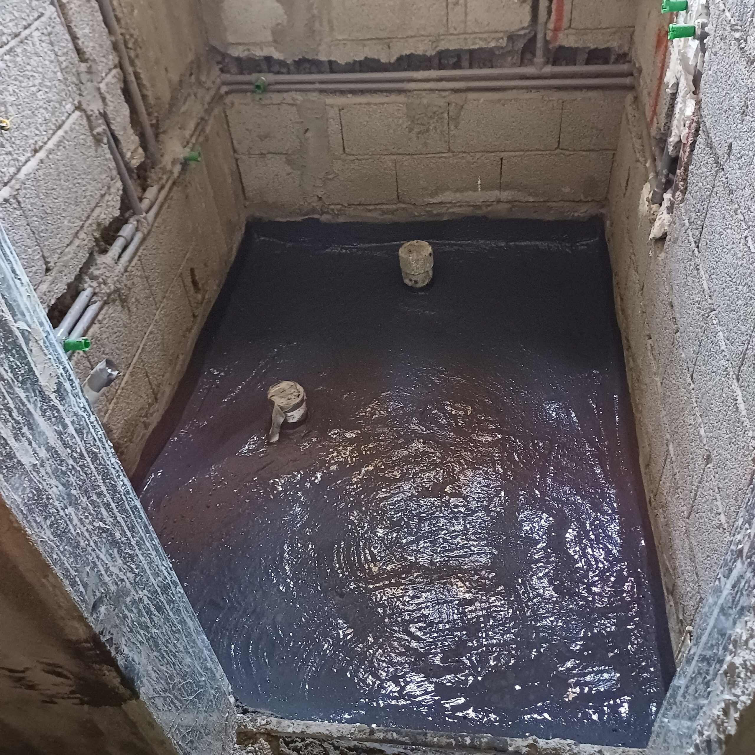 فني عوازل لعزل الخزانات وتعقيمها بالابوكسي