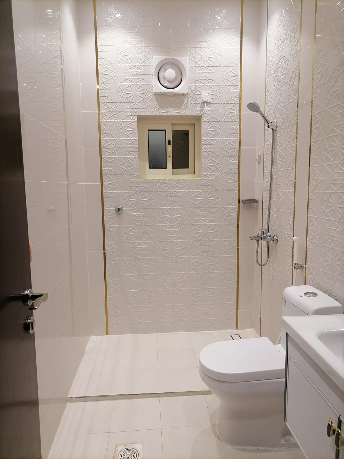 جده اي مكان بعون الله متواجدين ولو خارج جده لا تشي