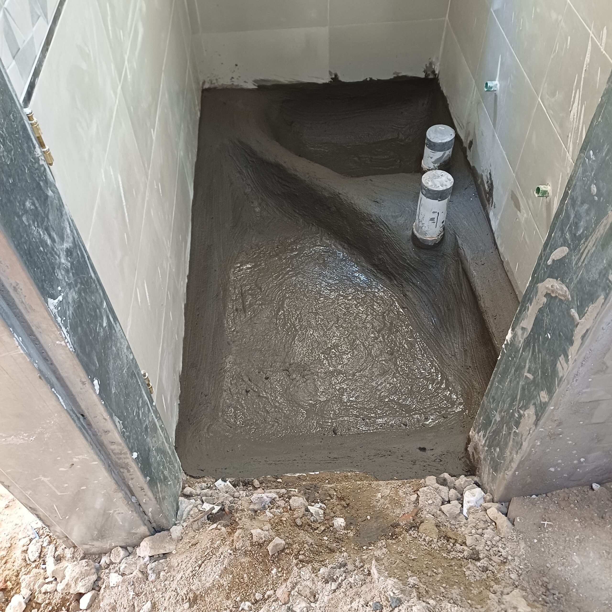 فني عوازل مائي وعازل حراري